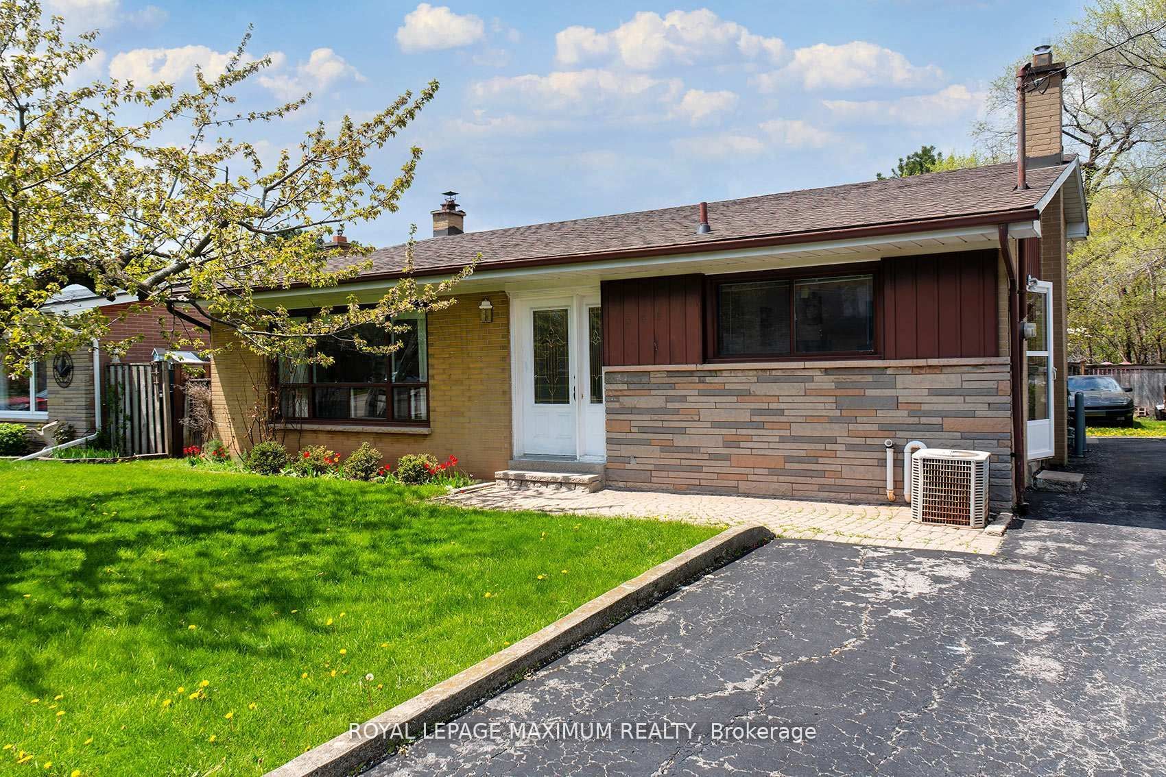 565 Pinegrove Road Property Photo 1