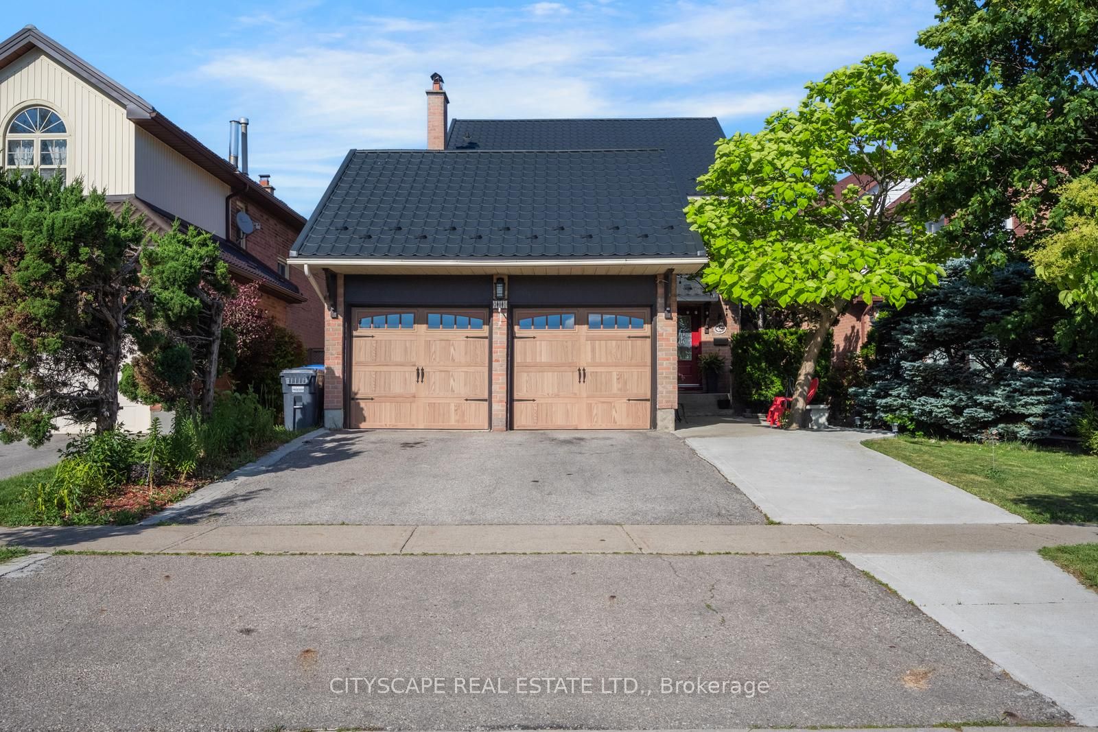 301 Kingsbridge Garden Property Photo 1