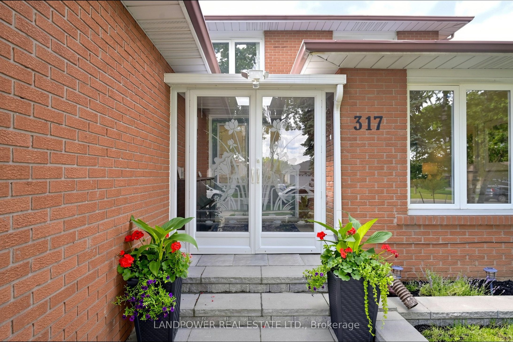 317 Paisley Boulevard W Property Photo 4