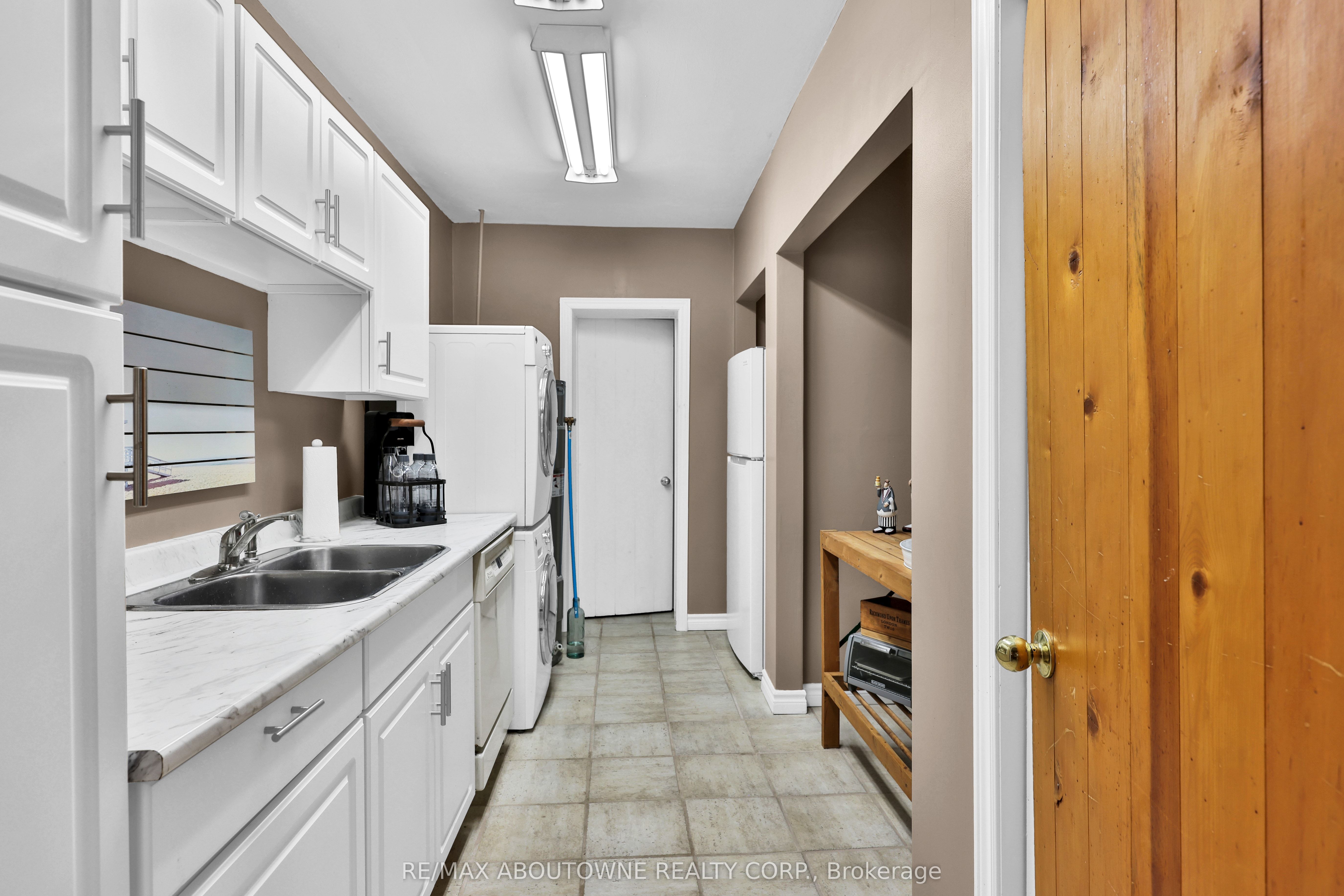 2360 8 Side Road Property Photo 37