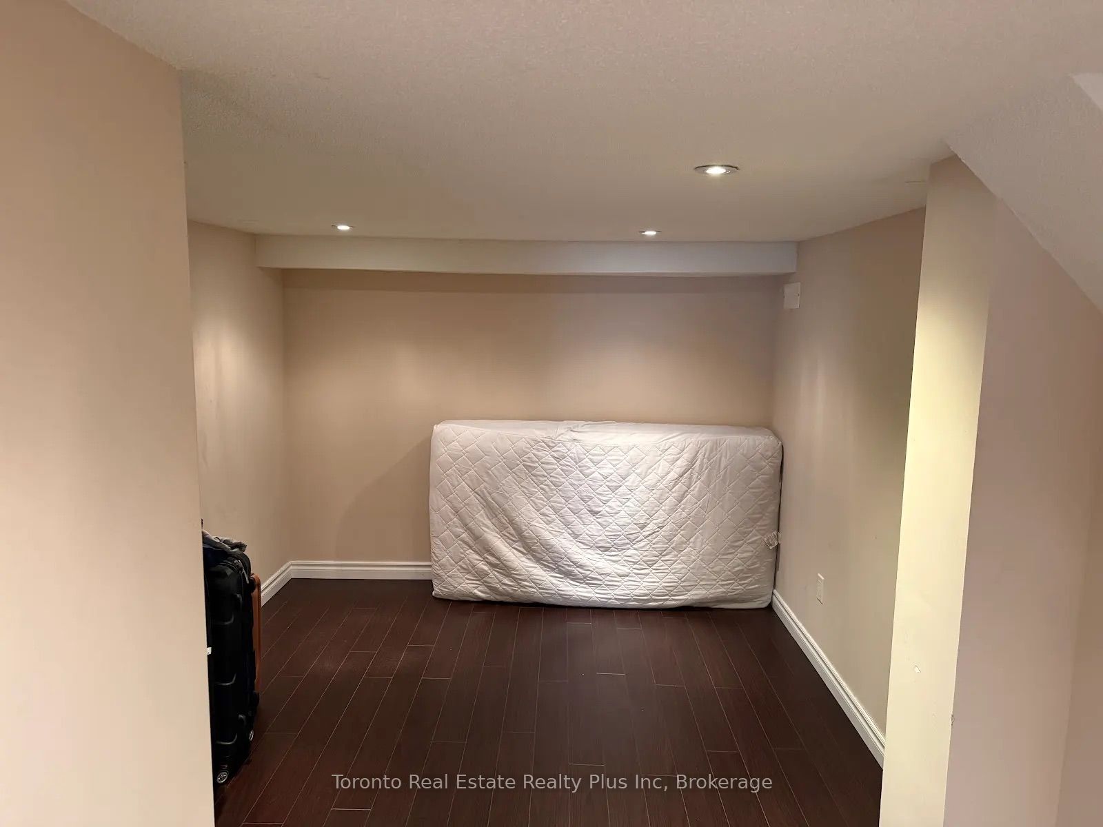 4 Paddington Road Bsmt Property Photo 8