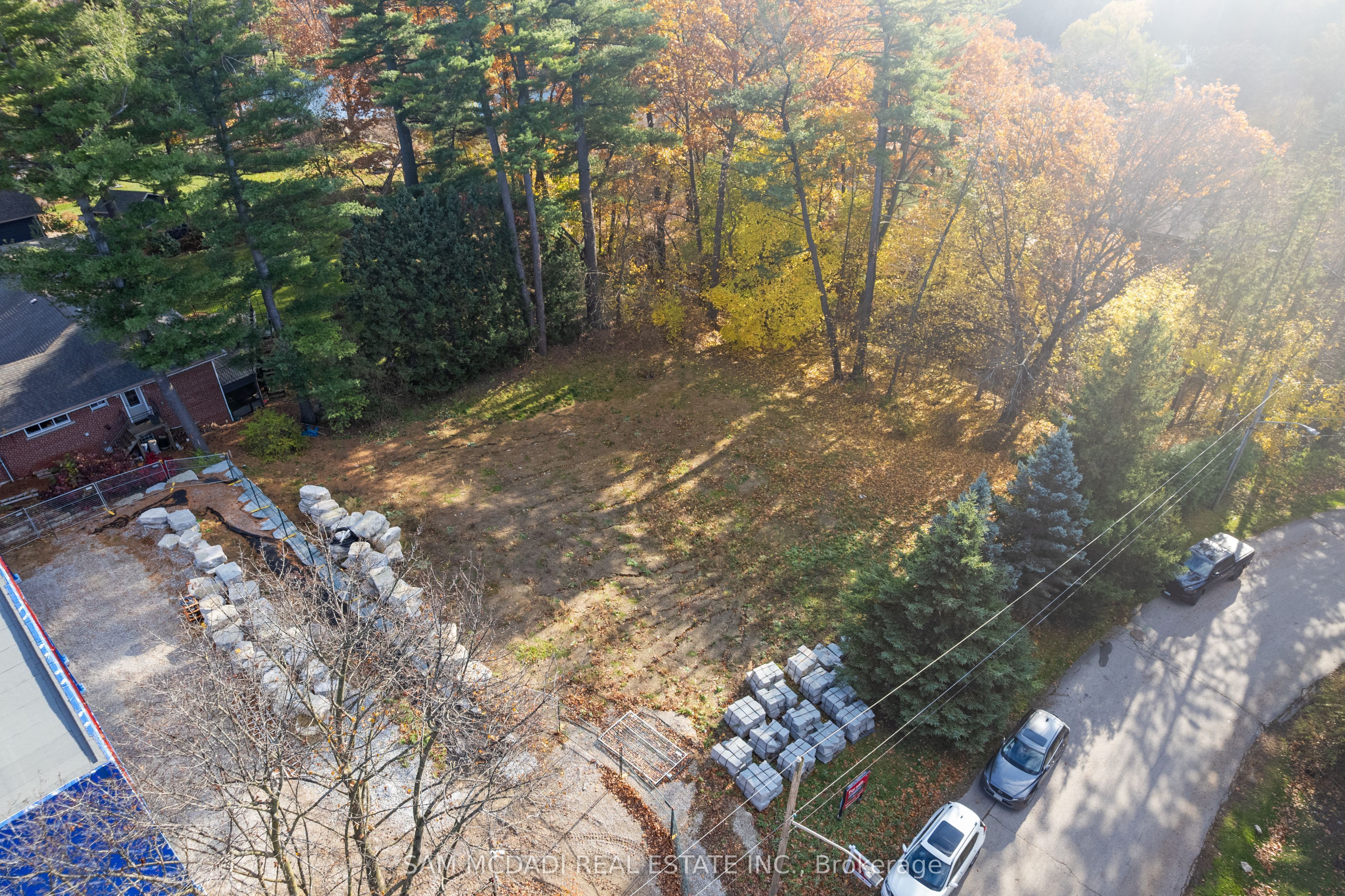 1470 Pinetree Crescent Property Photo 8