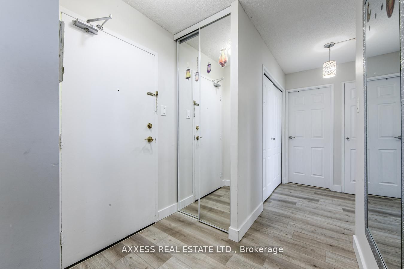 3590 Kaneff Crescent 609 Property Photo 5