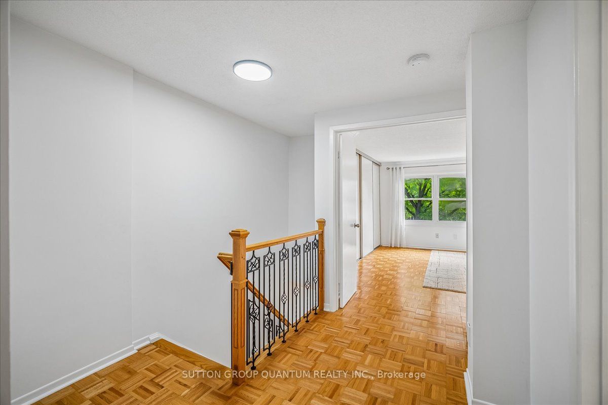 1023 Runnymead Crescent Property Photo 18