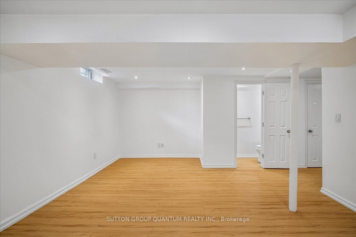1023 Runnymead Crescent Property Photo 35