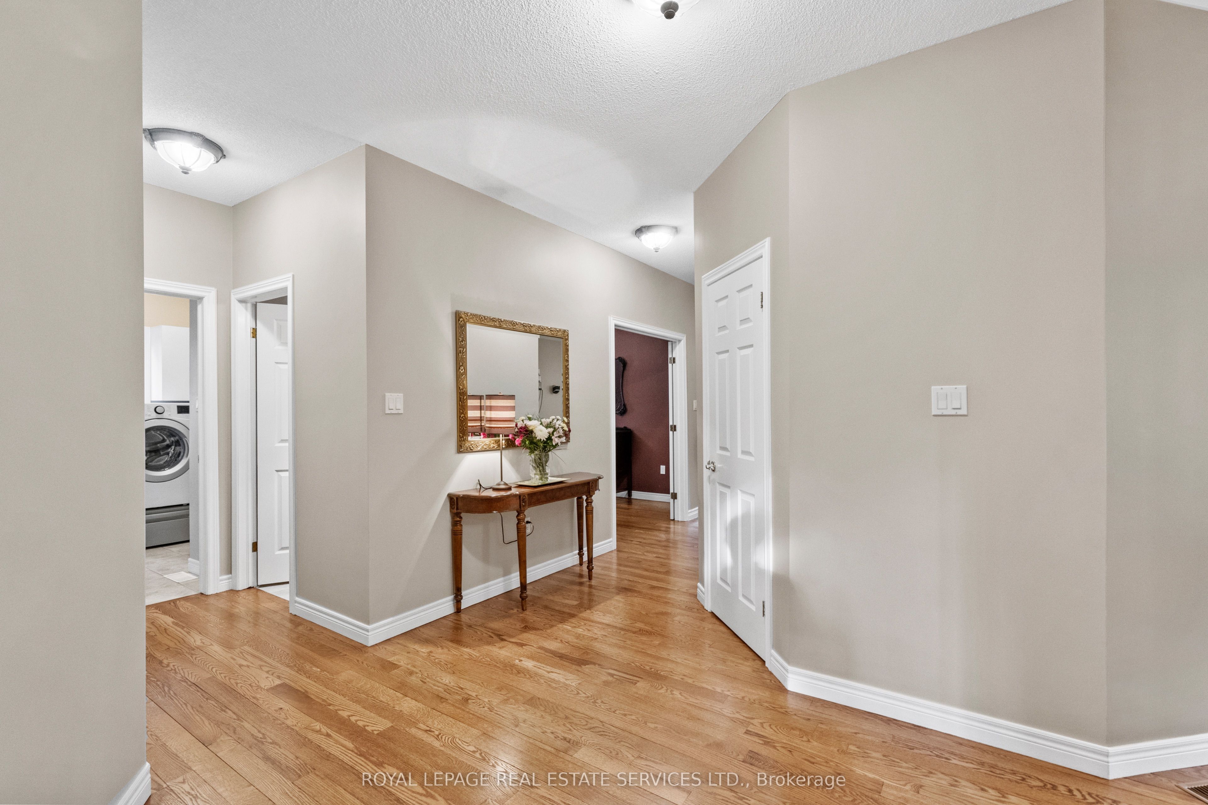 2045 Rosemount Crescent Property Photo 13