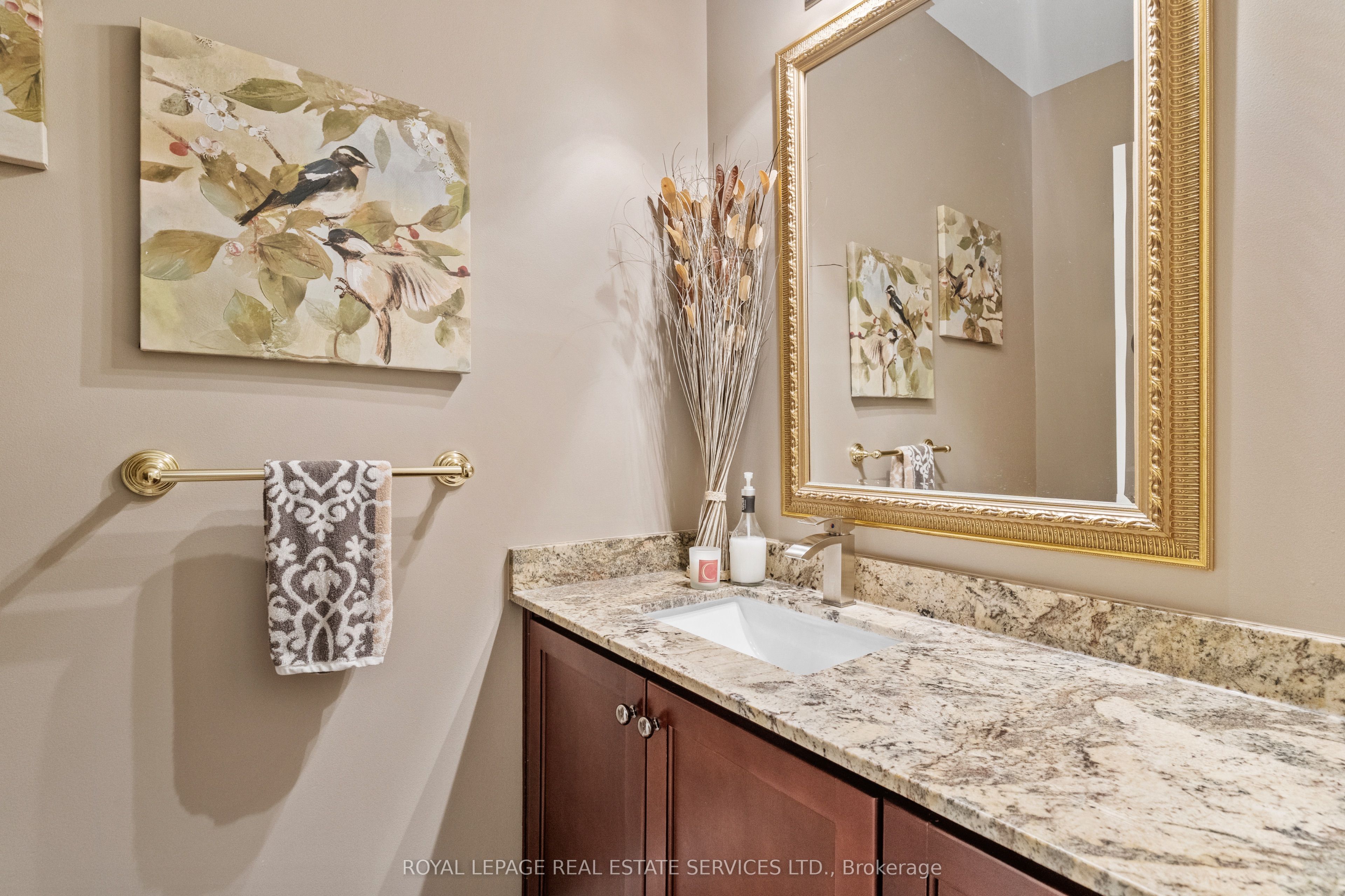 2045 Rosemount Crescent Property Photo 14