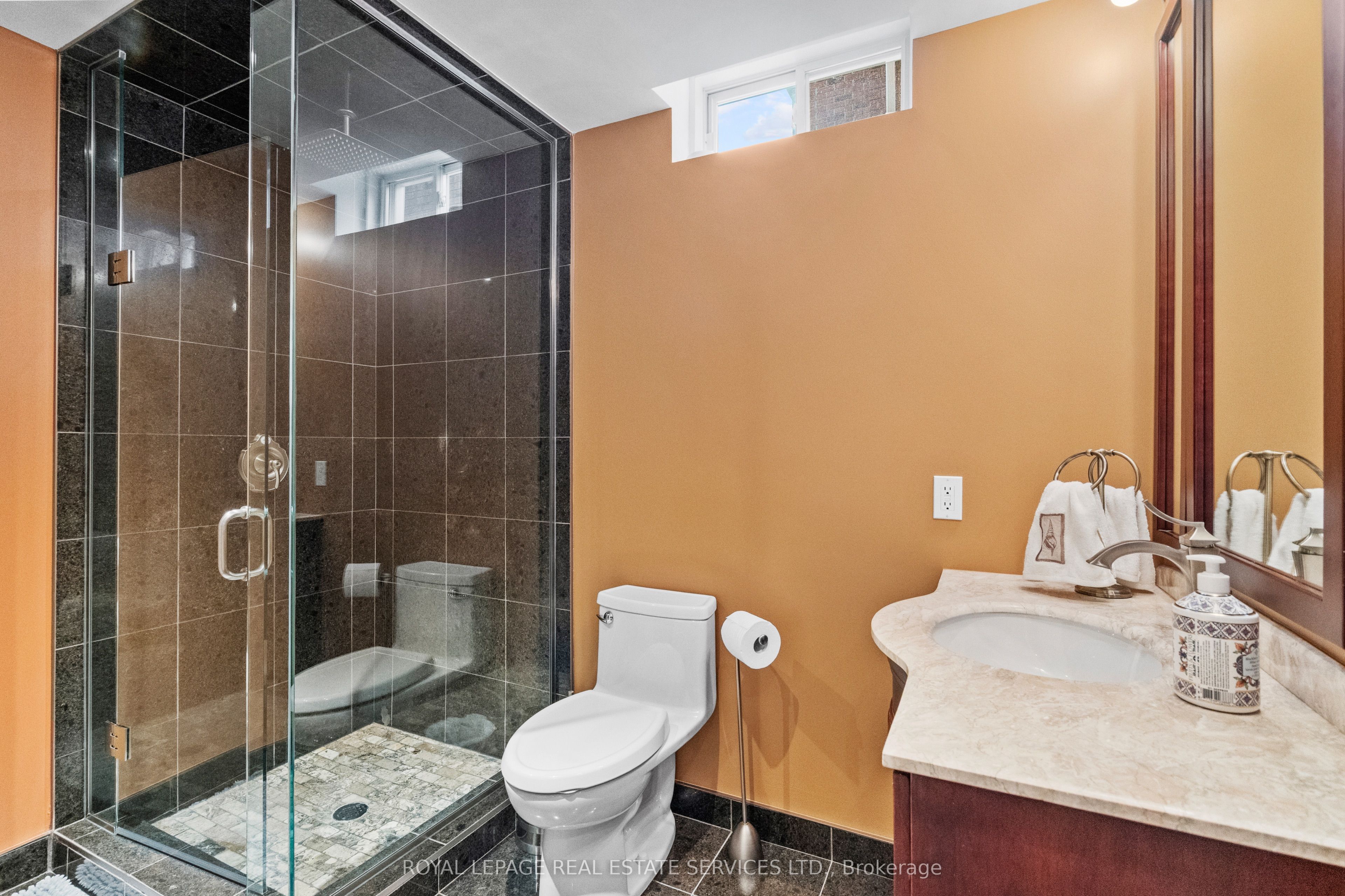 2045 Rosemount Crescent Property Photo 39