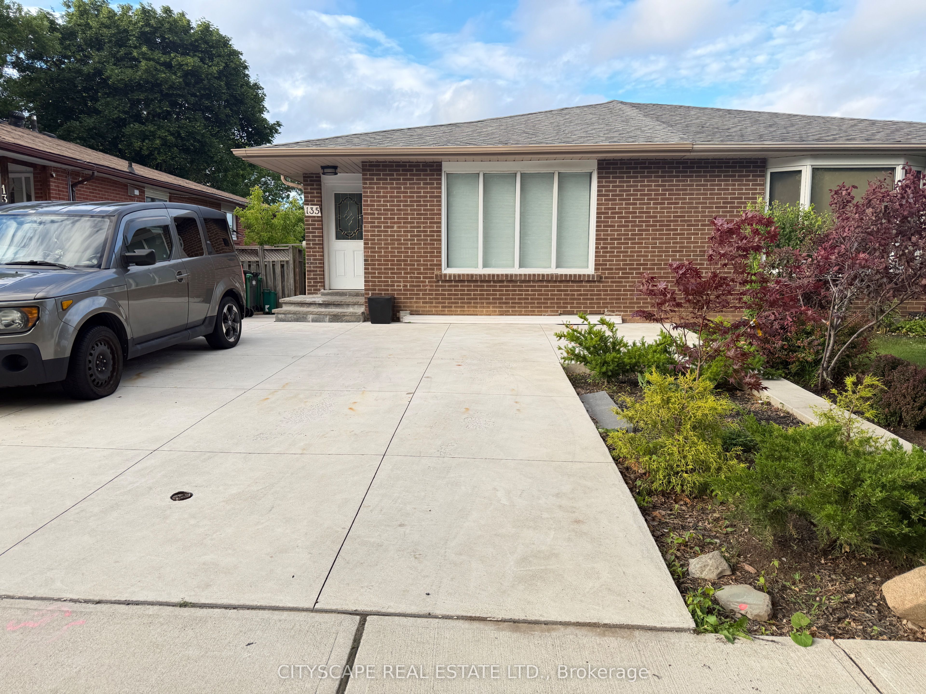 135 Bonham Boulevard Upper Property Photo 1