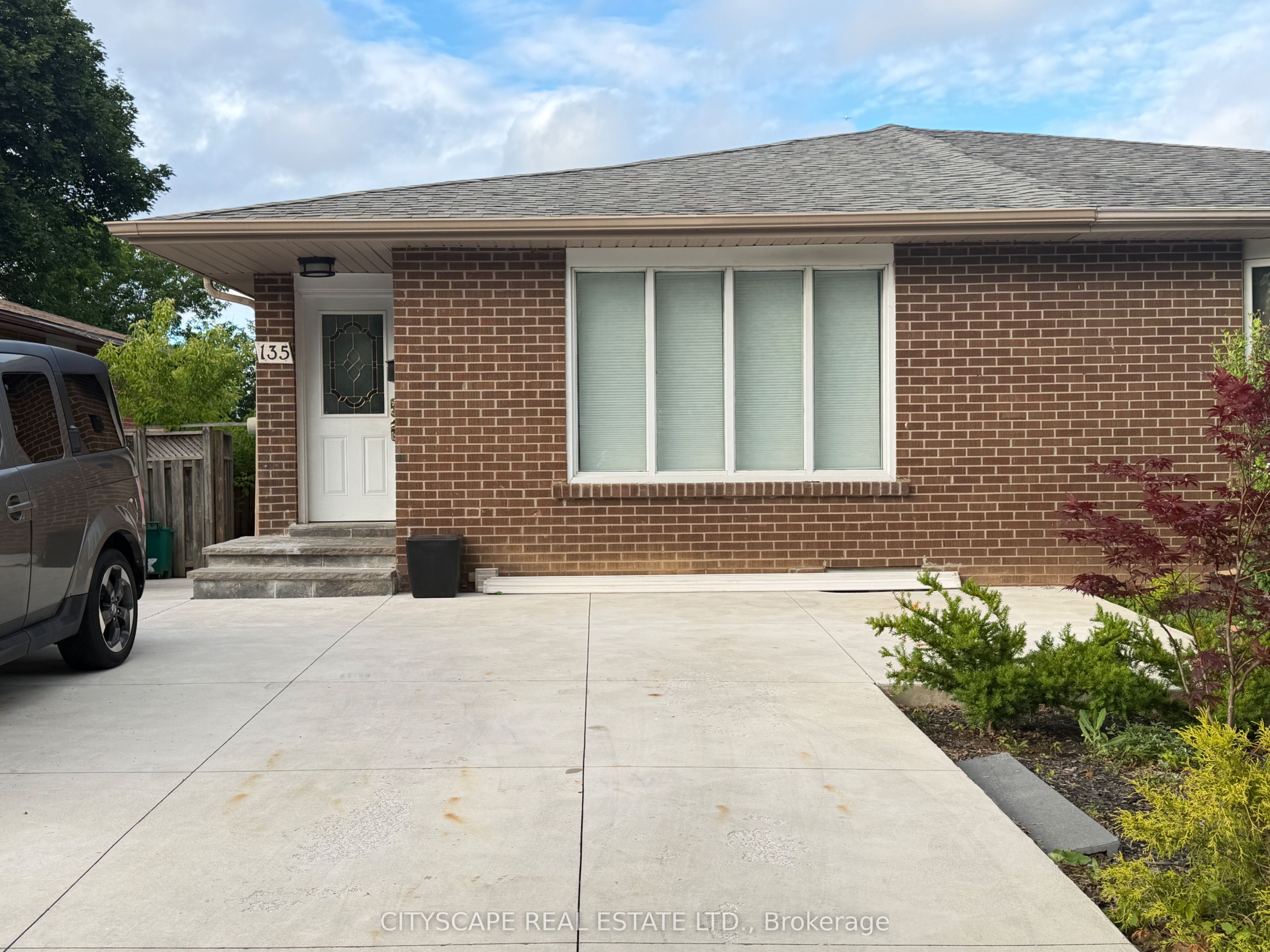 135 Bonham Boulevard Upper Property Photo 2