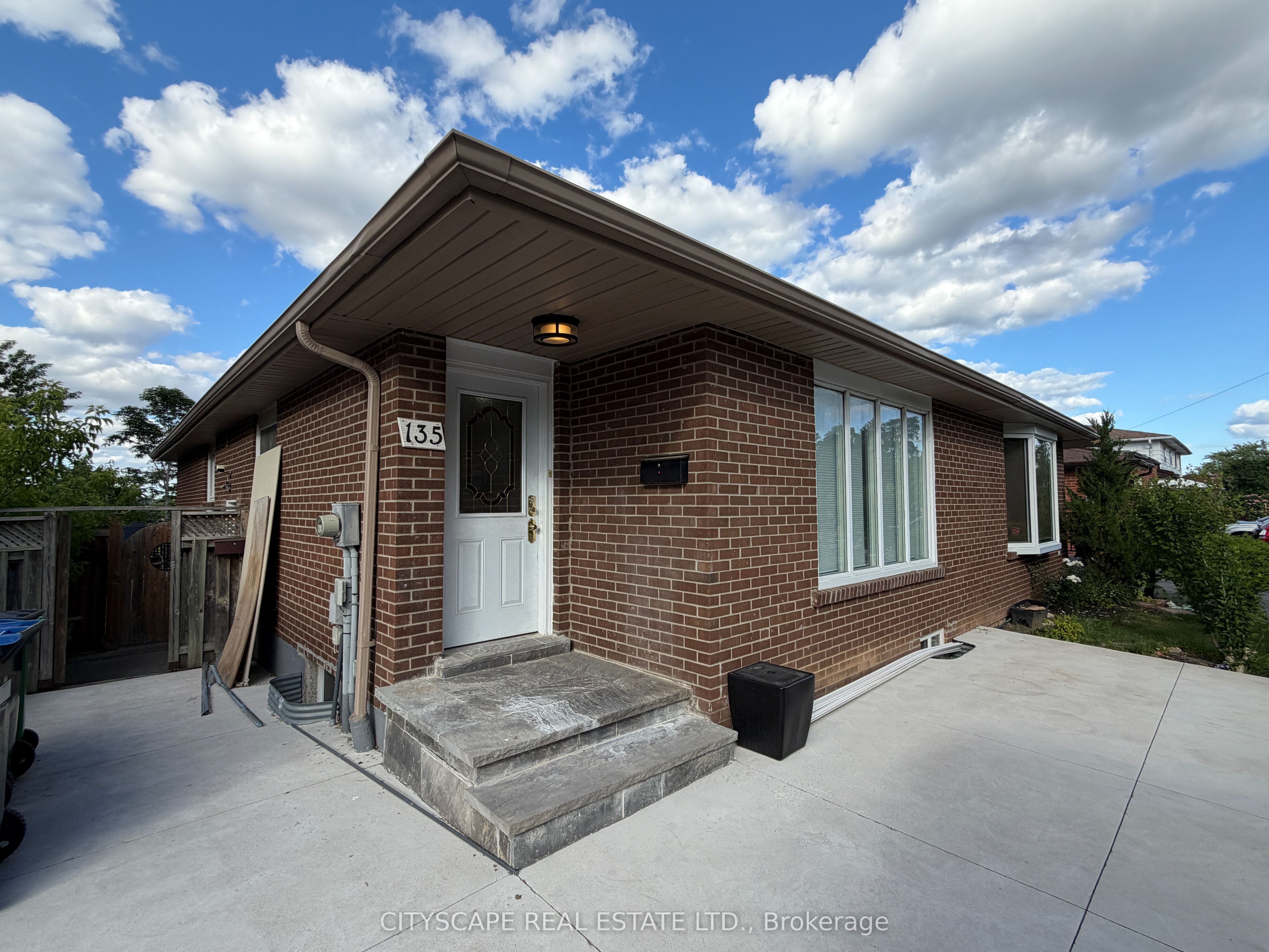 135 Bonham Boulevard Upper Property Photo 3