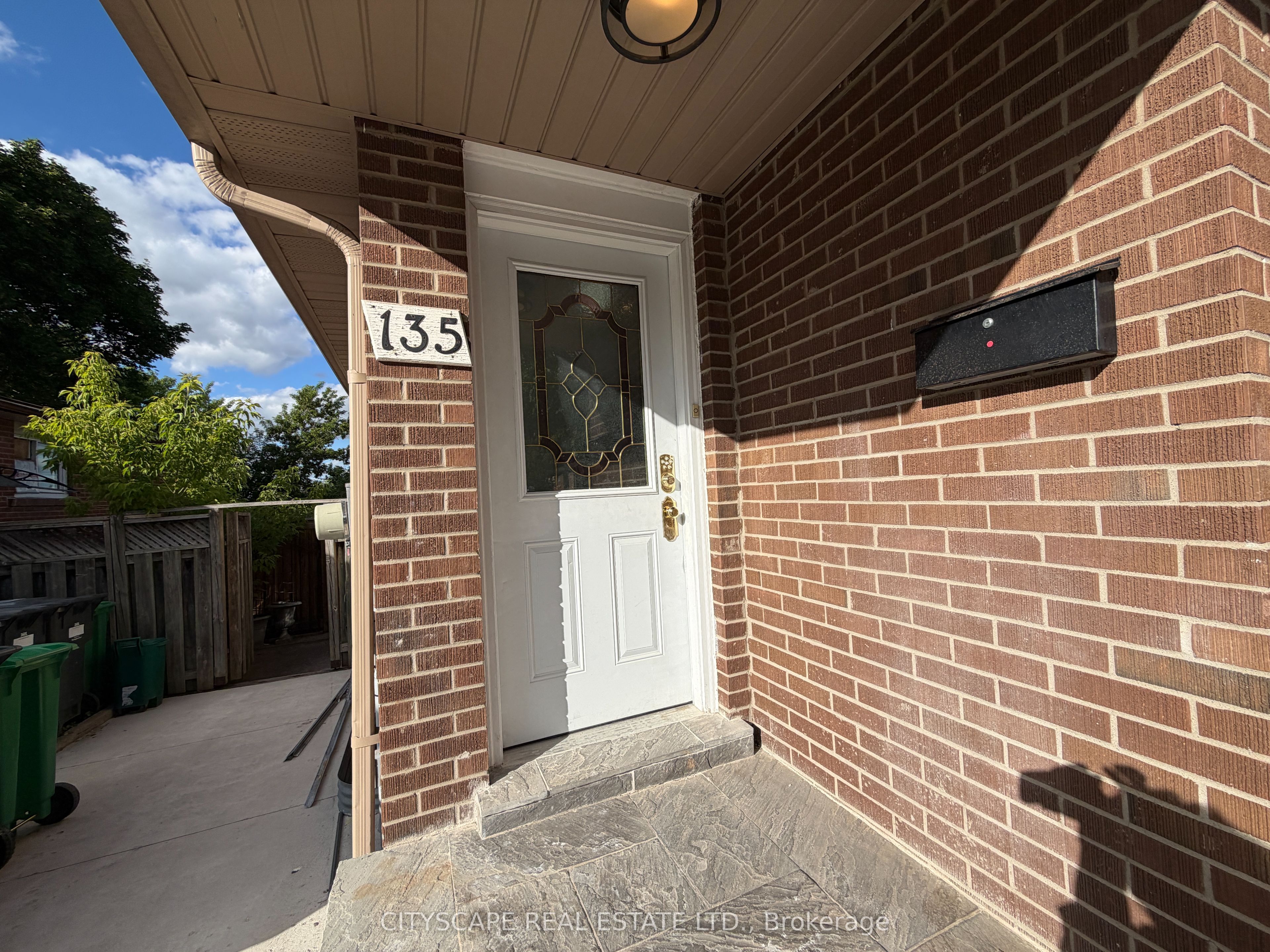 135 Bonham Boulevard Upper Property Photo 4