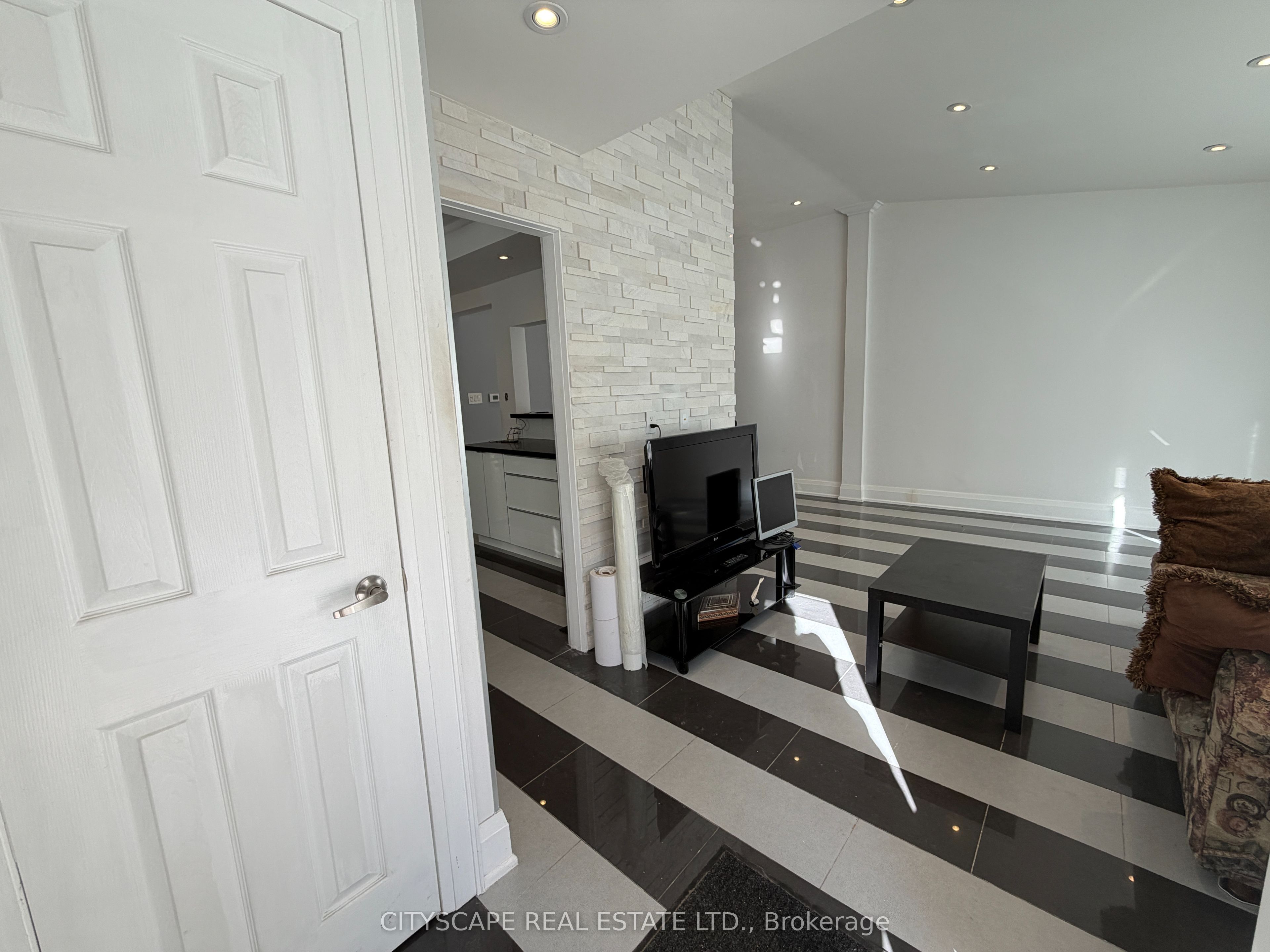 135 Bonham Boulevard Upper Property Photo 5