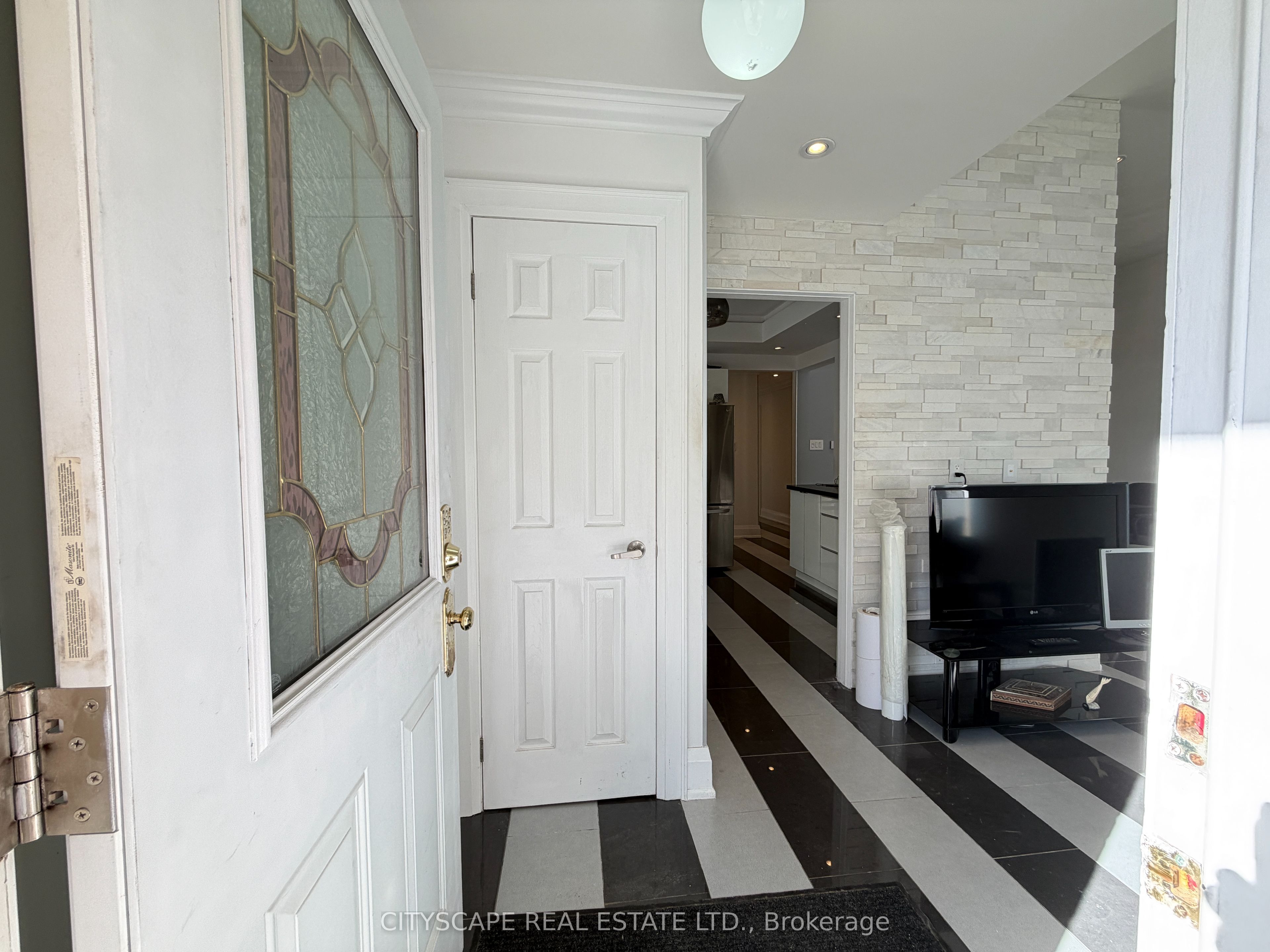 135 Bonham Boulevard Upper Property Photo 6