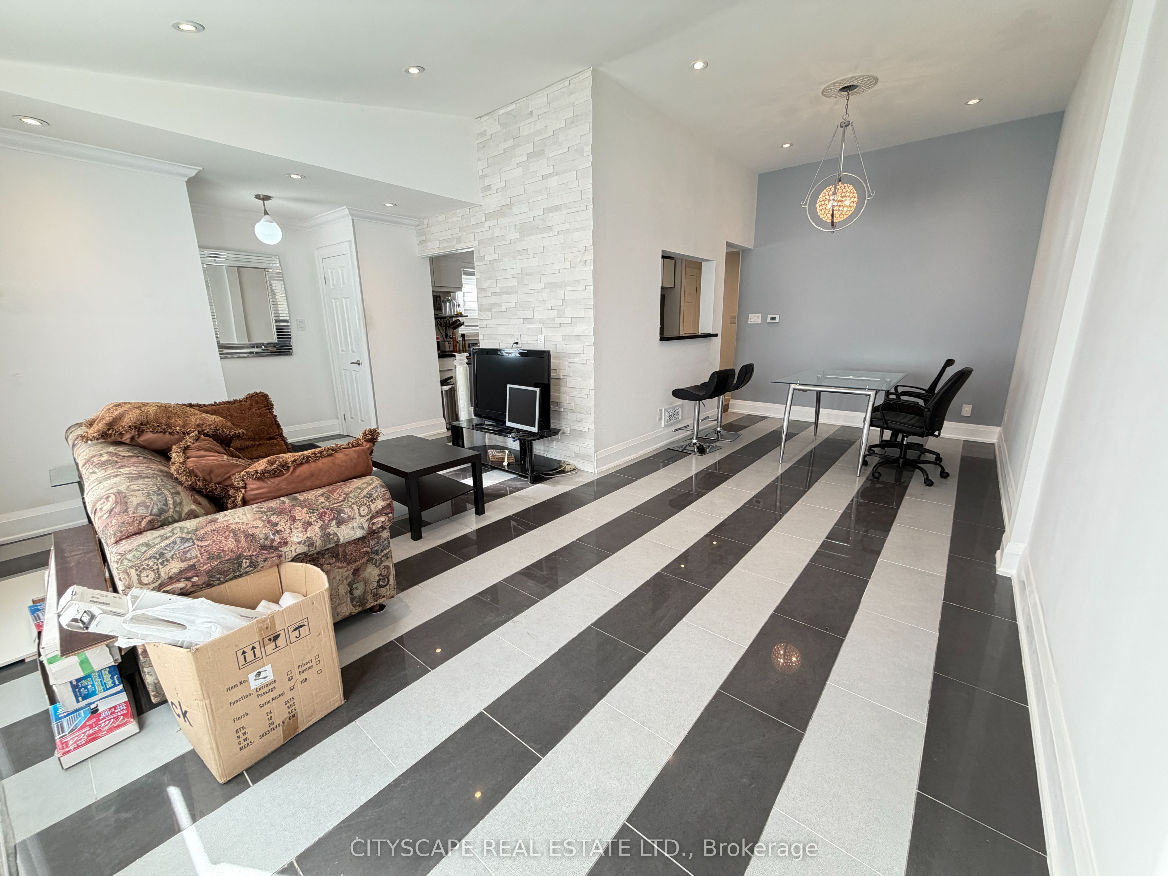 135 Bonham Boulevard Upper Property Photo 7