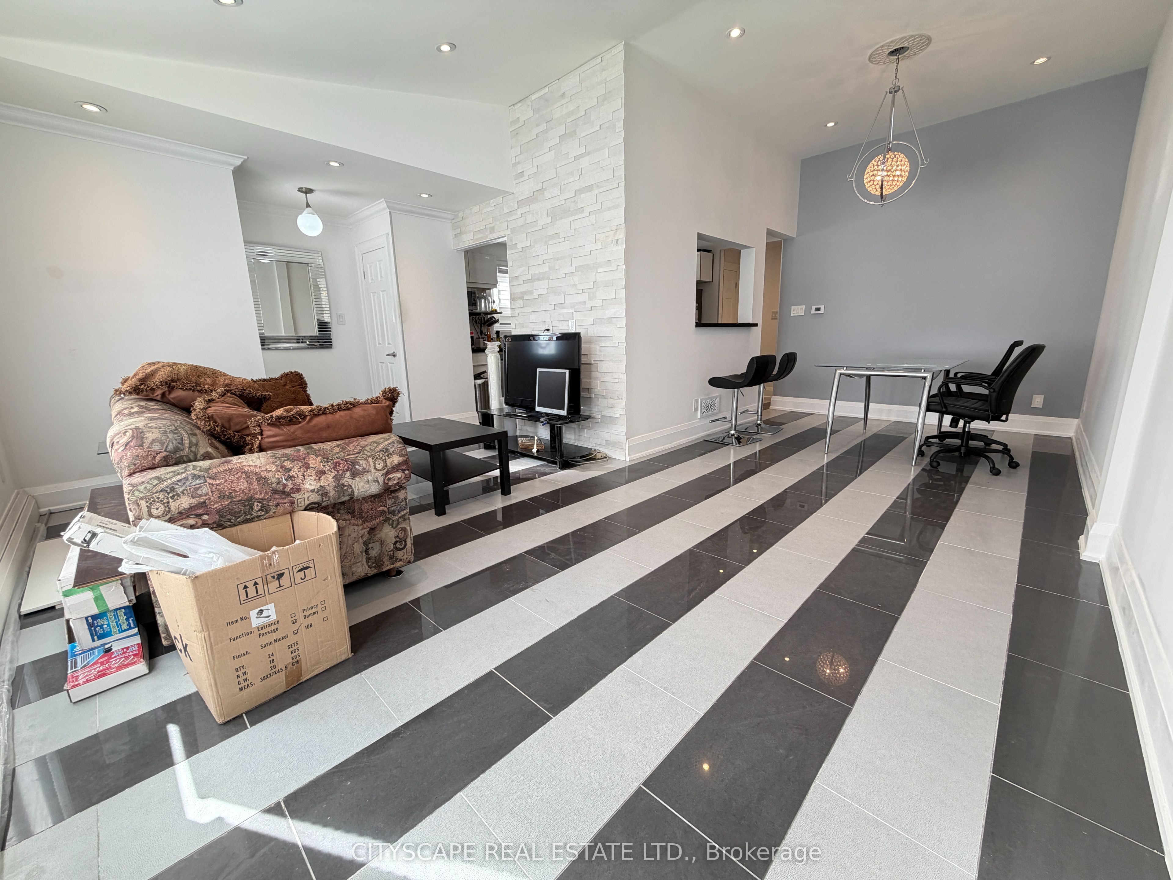 135 Bonham Boulevard Upper Property Photo 8