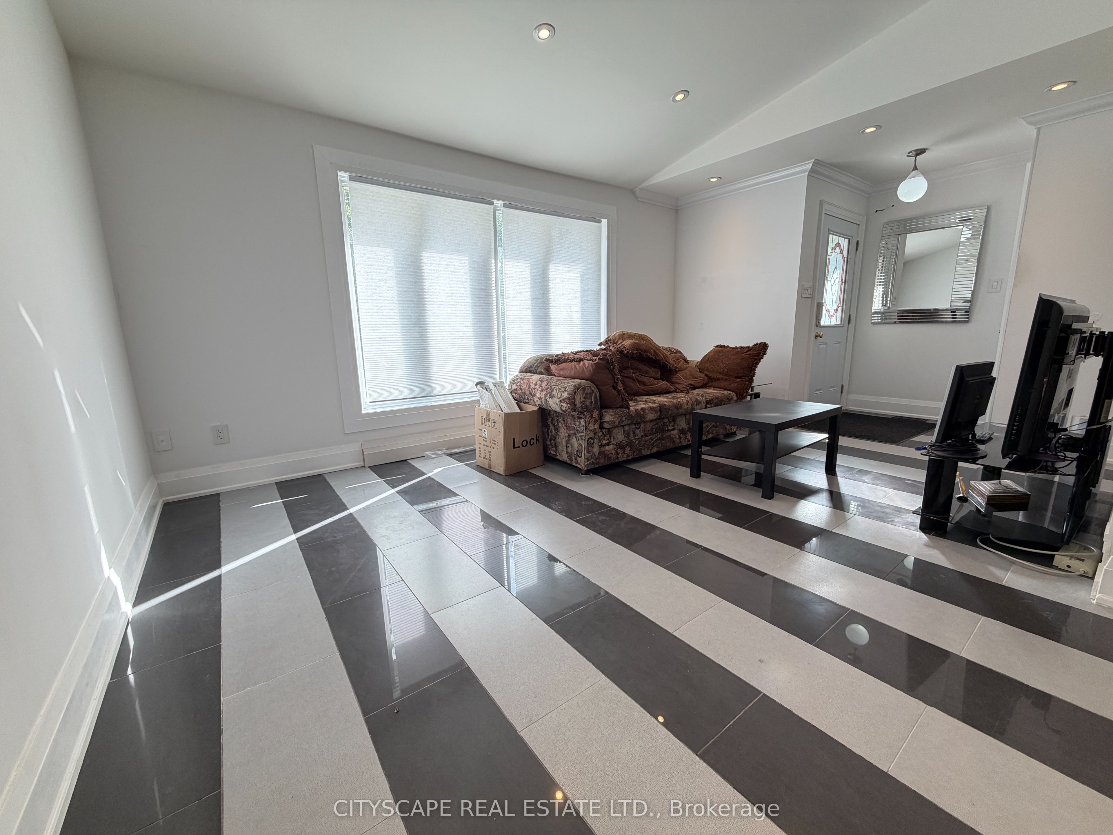 135 Bonham Boulevard Upper Property Photo 9