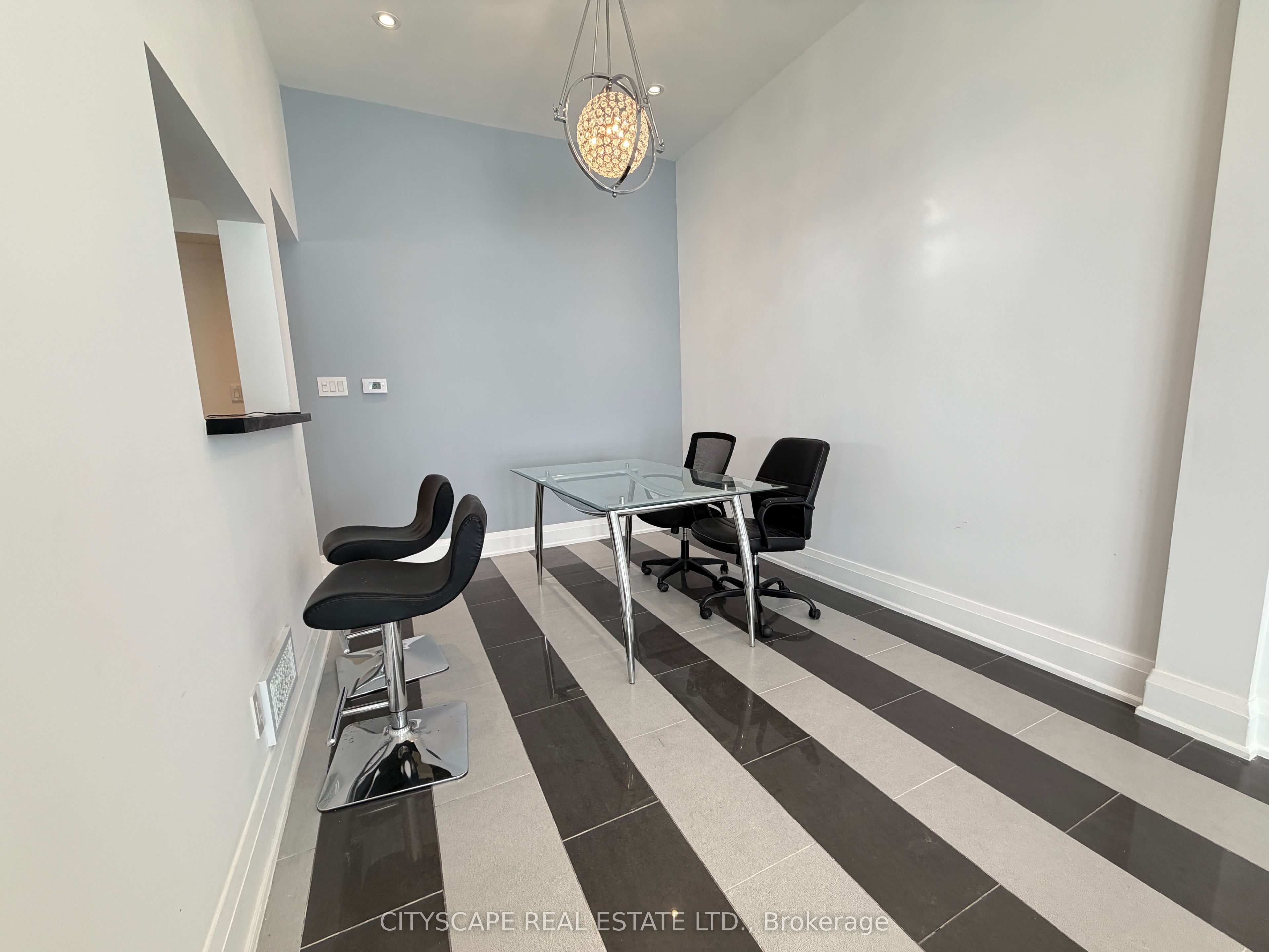 135 Bonham Boulevard Upper Property Photo 10
