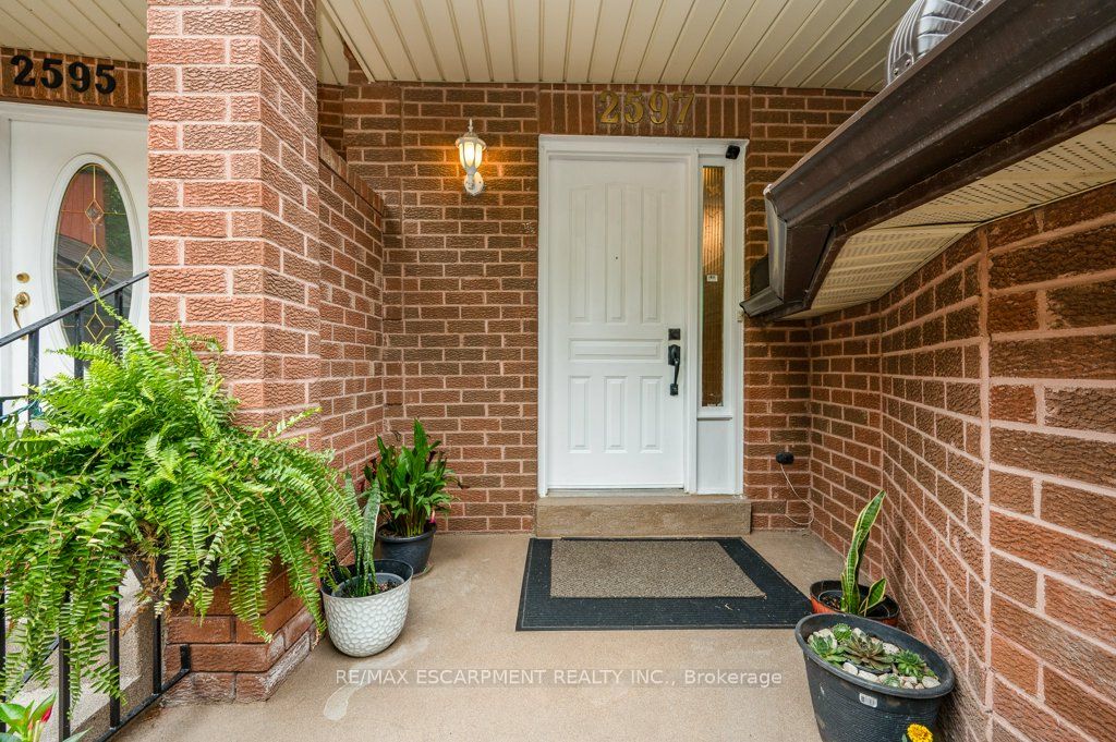 2597 Addingham Crescent Property Photo 2