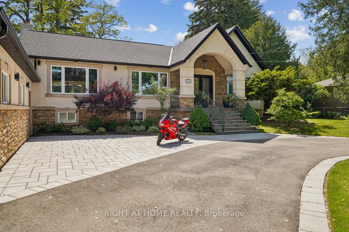 2090 Stonehouse Crescent Property Photo 3