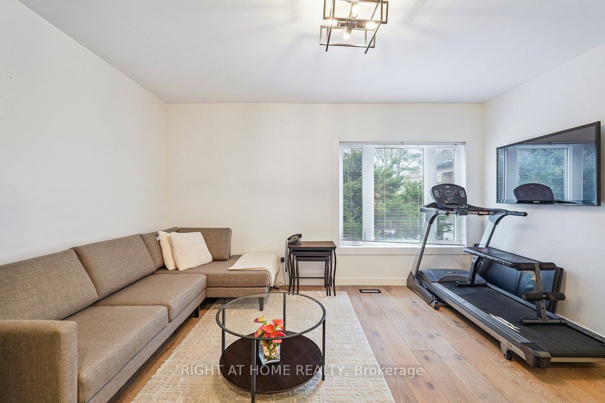 2090 Stonehouse Crescent Property Photo 13