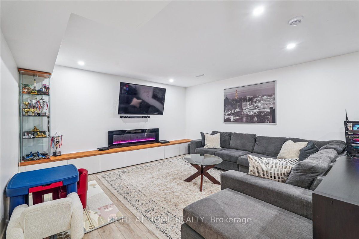 2090 Stonehouse Crescent Property Photo 20