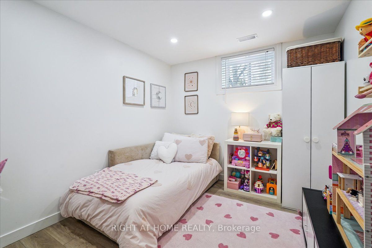 2090 Stonehouse Crescent Property Photo 23
