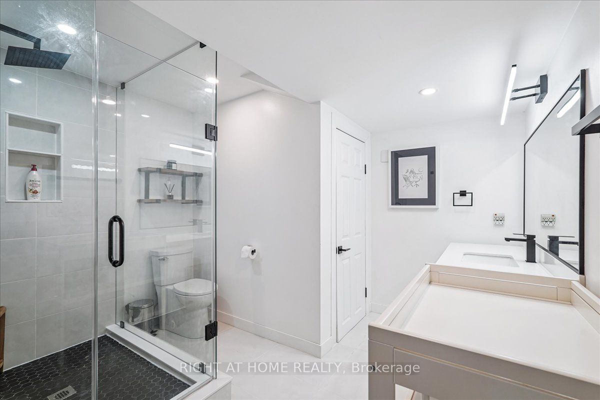 2090 Stonehouse Crescent Property Photo 24