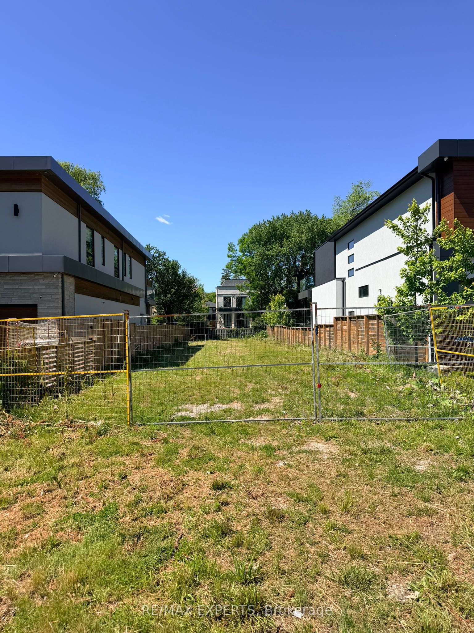 755 Montbeck Crescent Property Photo 3