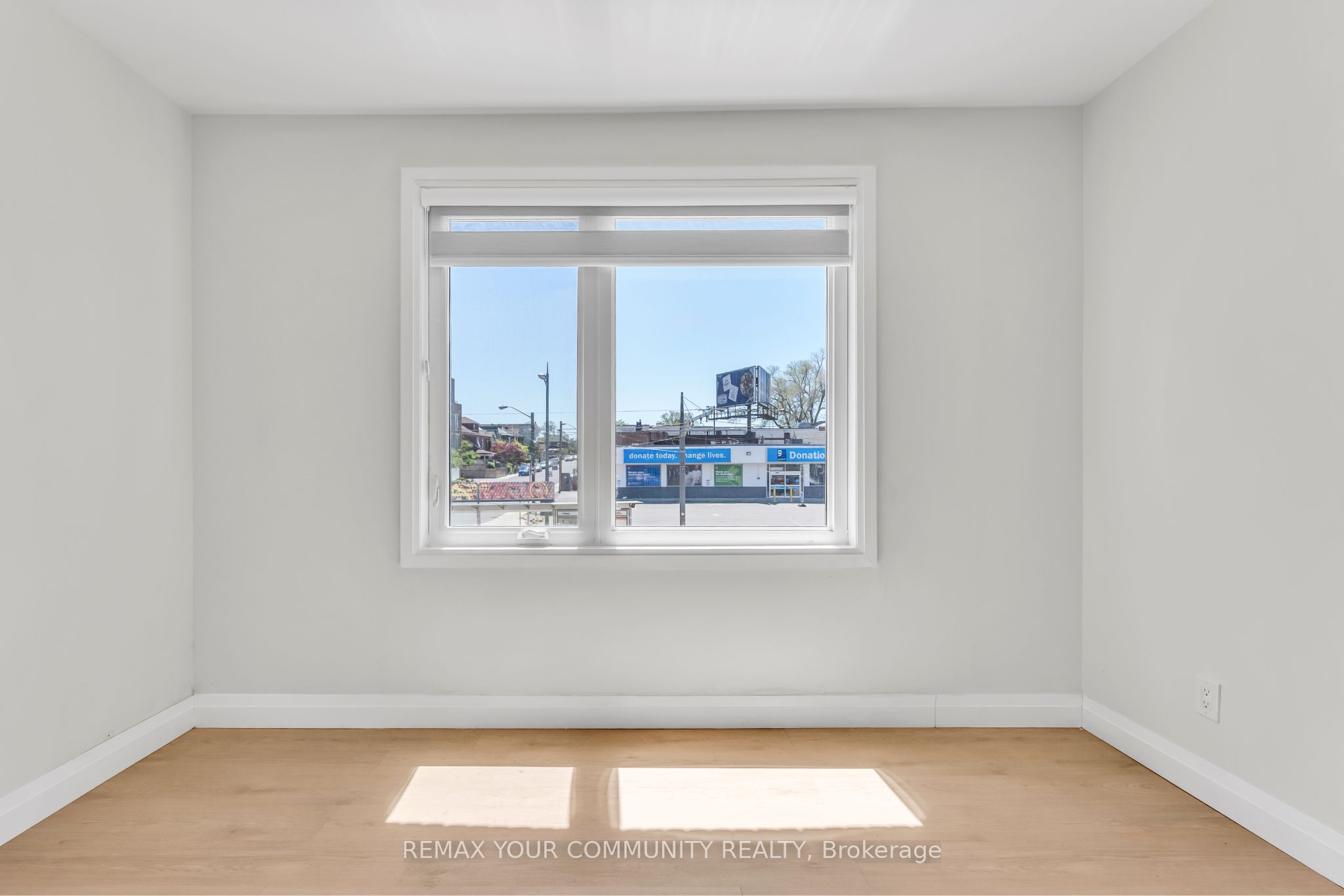 1822 St Clair Avenue W Upper Level Property Photo 8