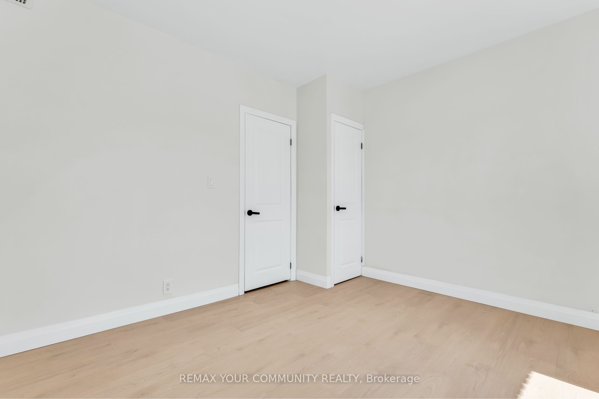 1822 St Clair Avenue W Upper Level Property Photo 9