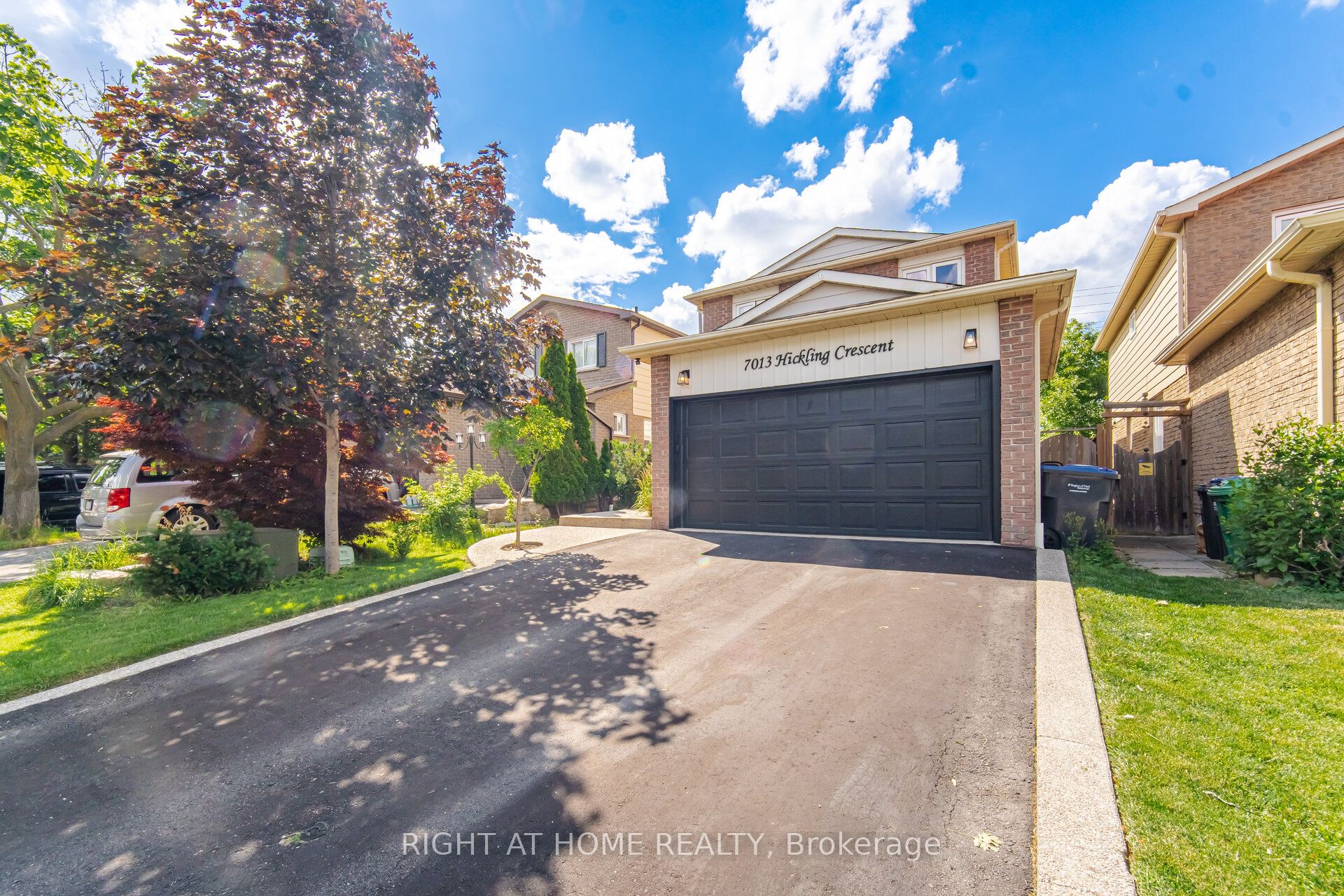 7013 Hickling Crescent Property Photo 2