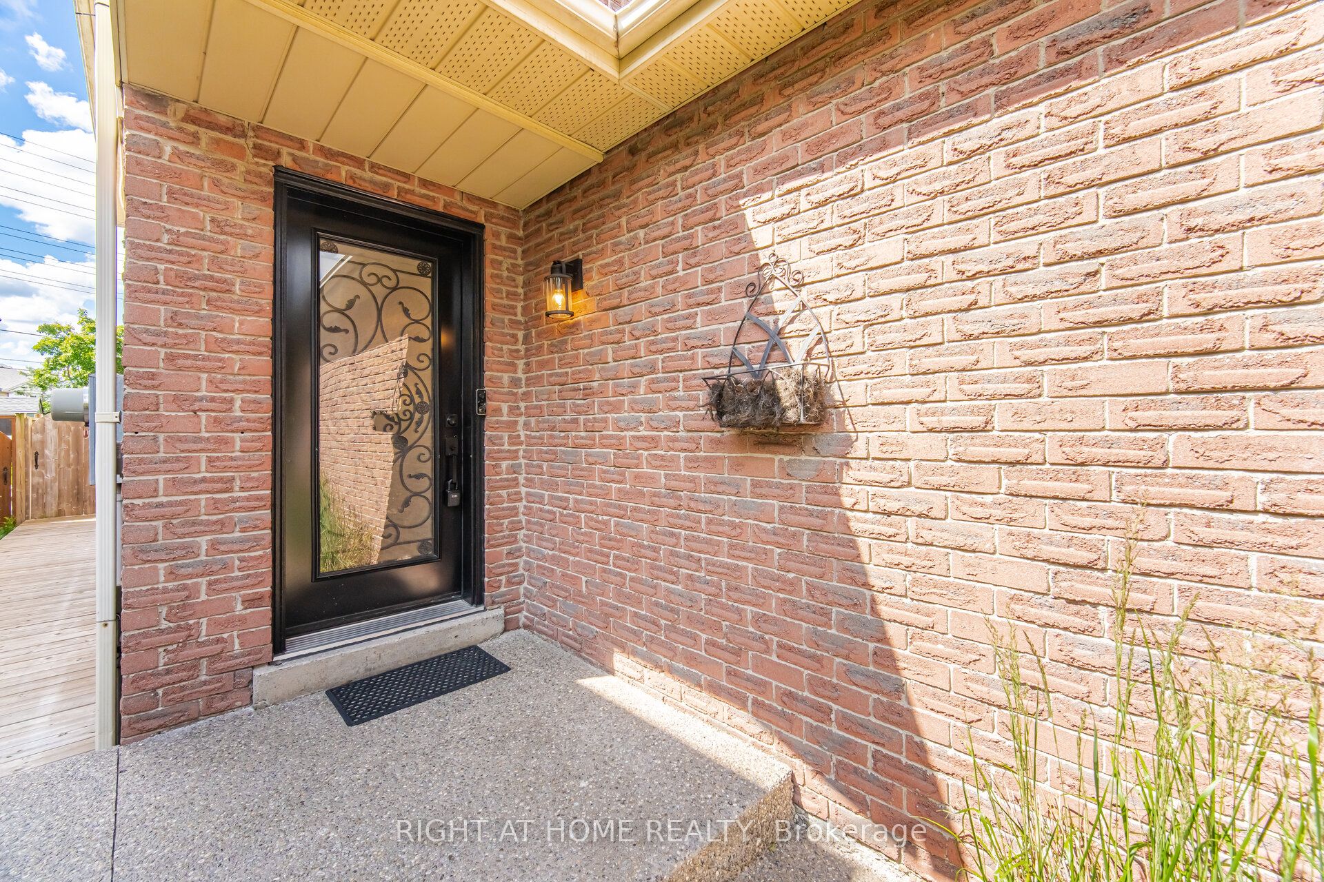7013 Hickling Crescent Property Photo 3
