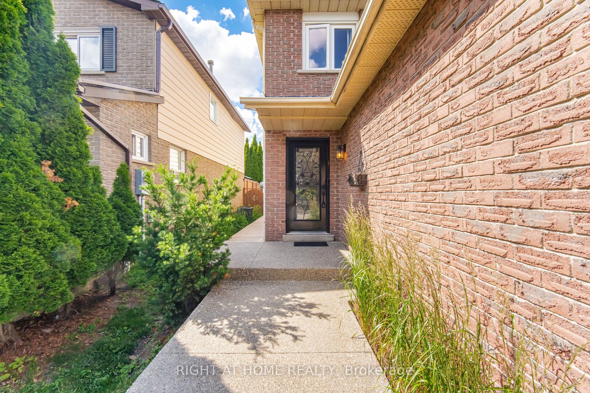 7013 Hickling Crescent Property Photo 4