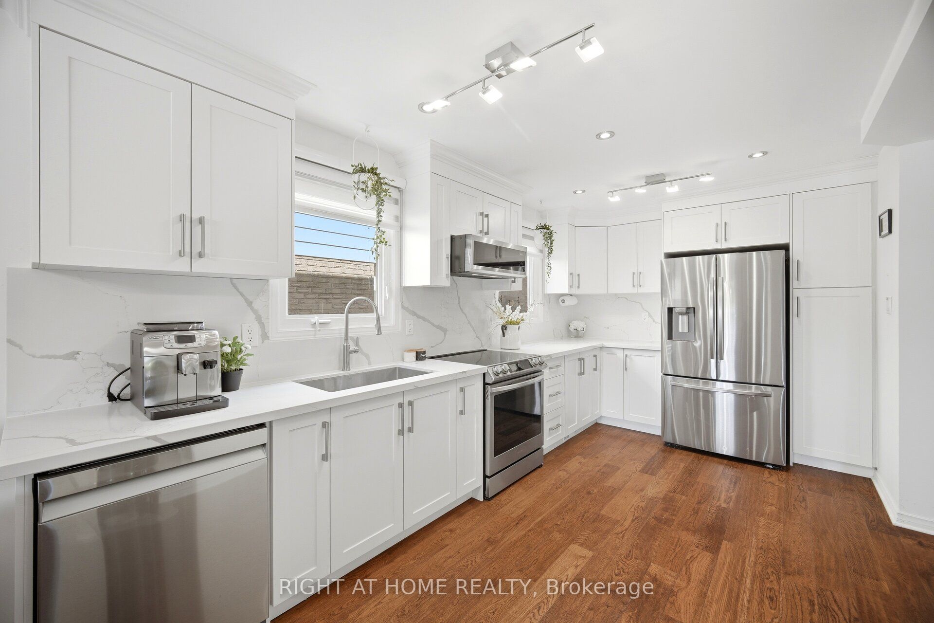 7013 Hickling Crescent Property Photo 13