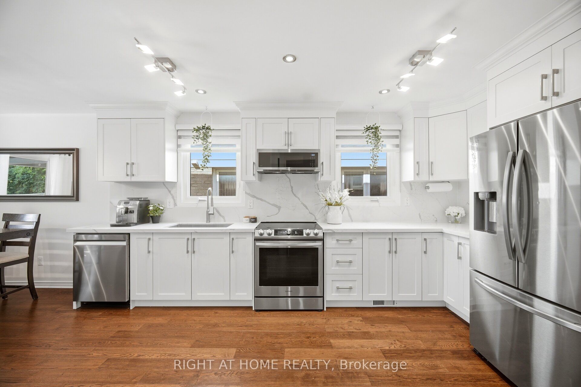 7013 Hickling Crescent Property Photo 14