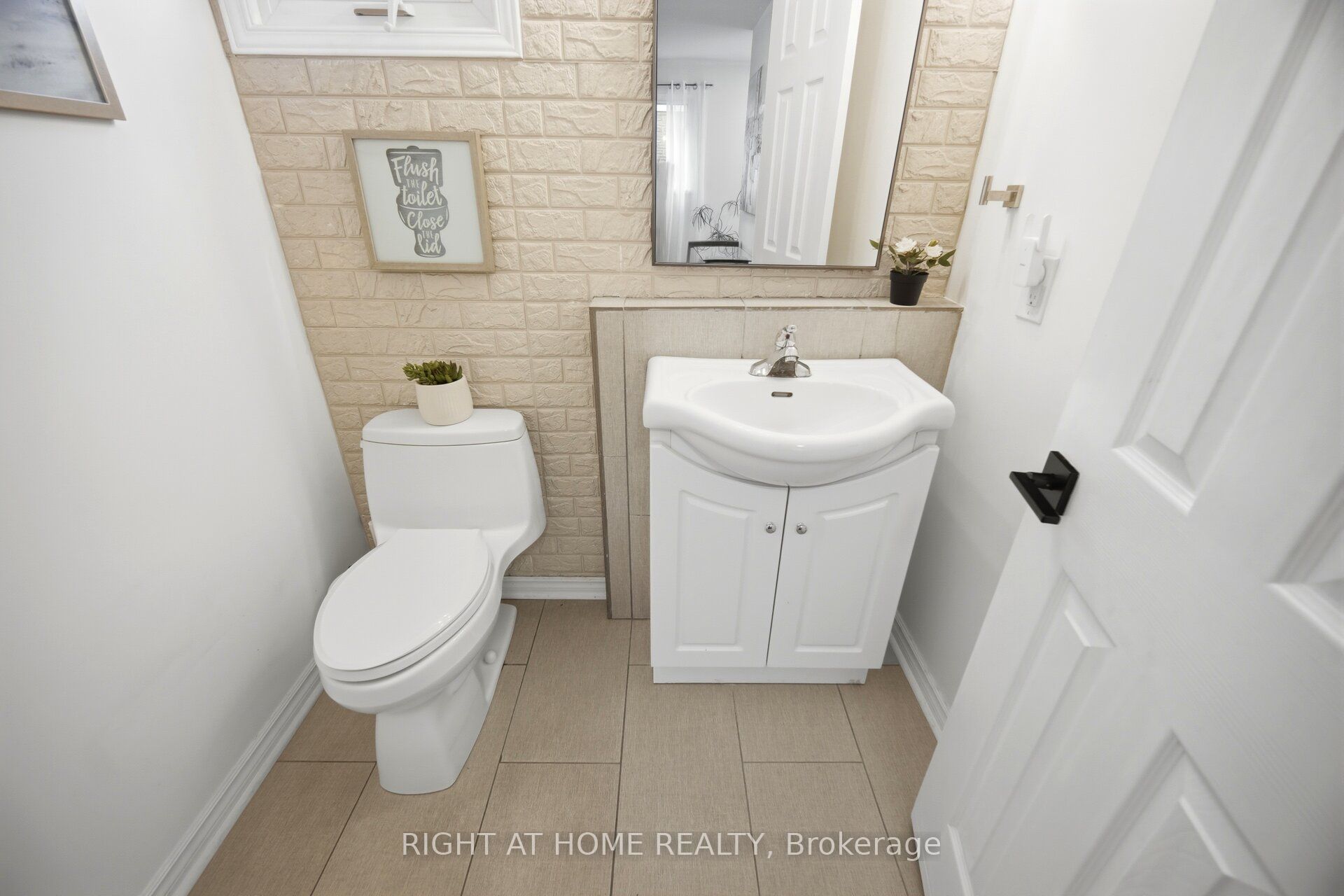 7013 Hickling Crescent Property Photo 17