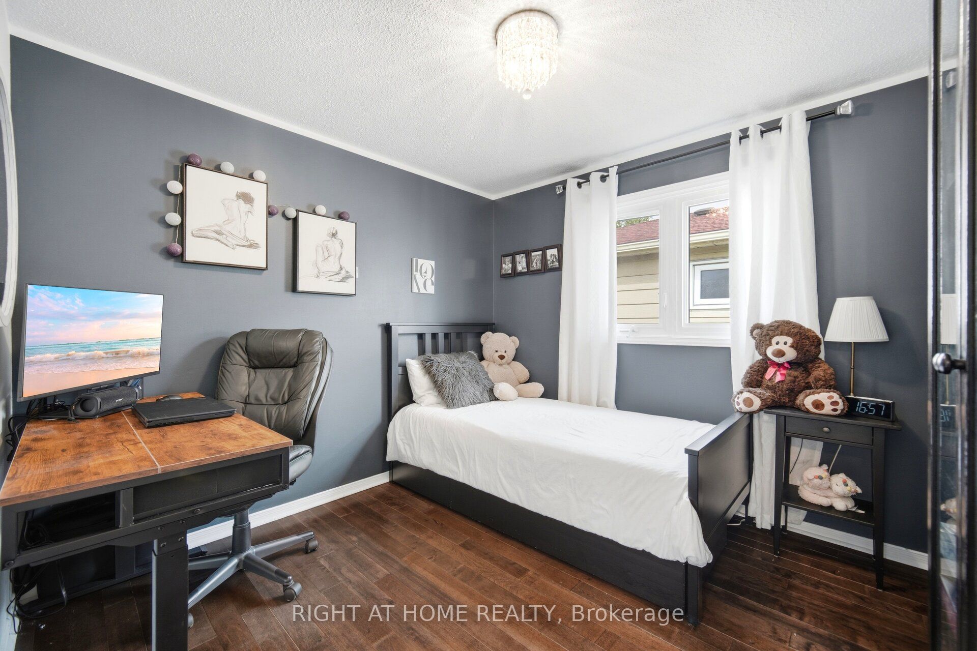 7013 Hickling Crescent Property Photo 23