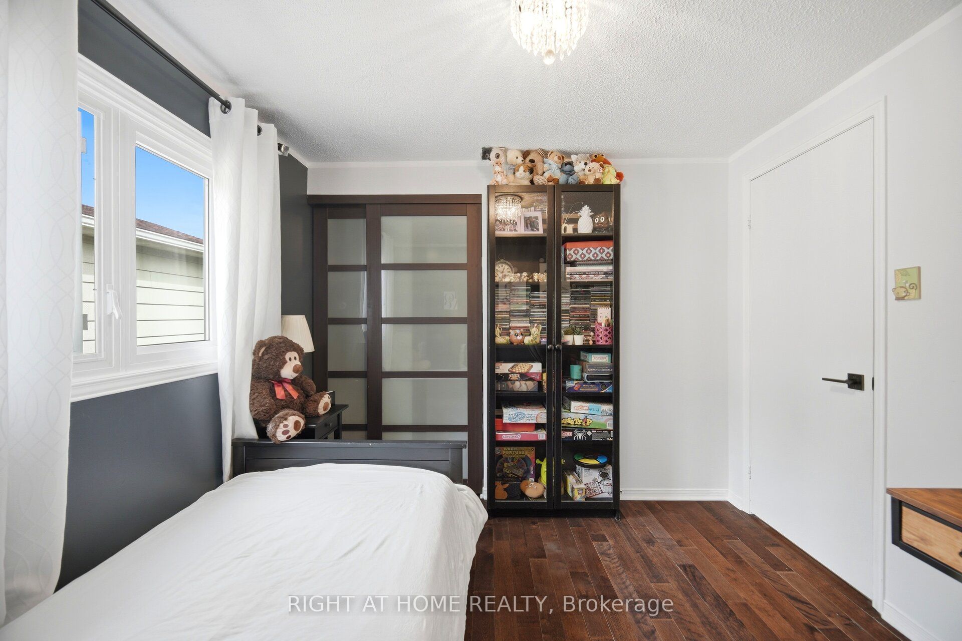 7013 Hickling Crescent Property Photo 24