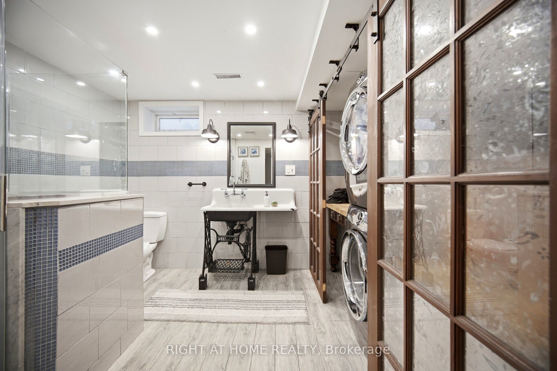 7013 Hickling Crescent Property Photo 37