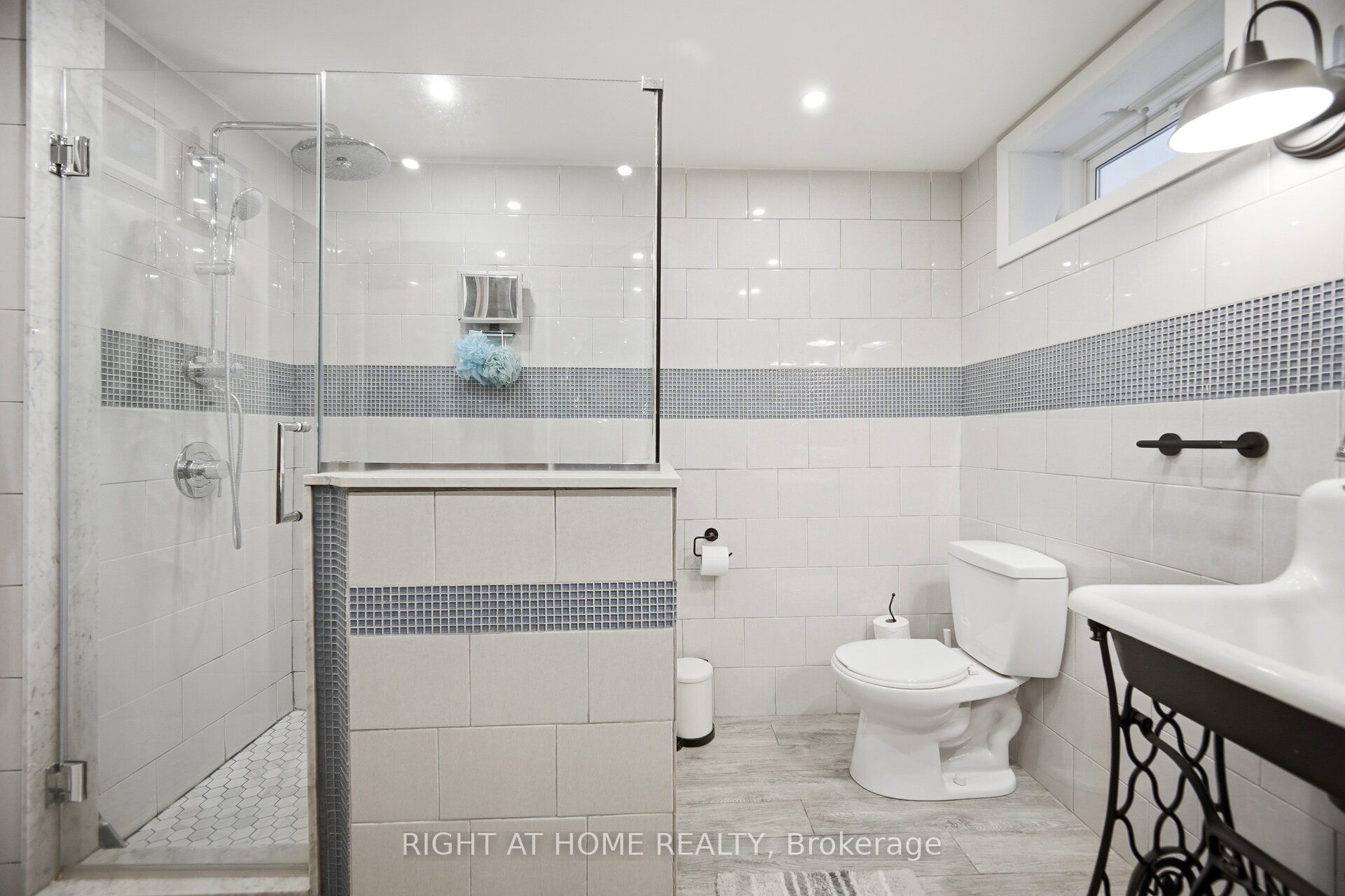 7013 Hickling Crescent Property Photo 38