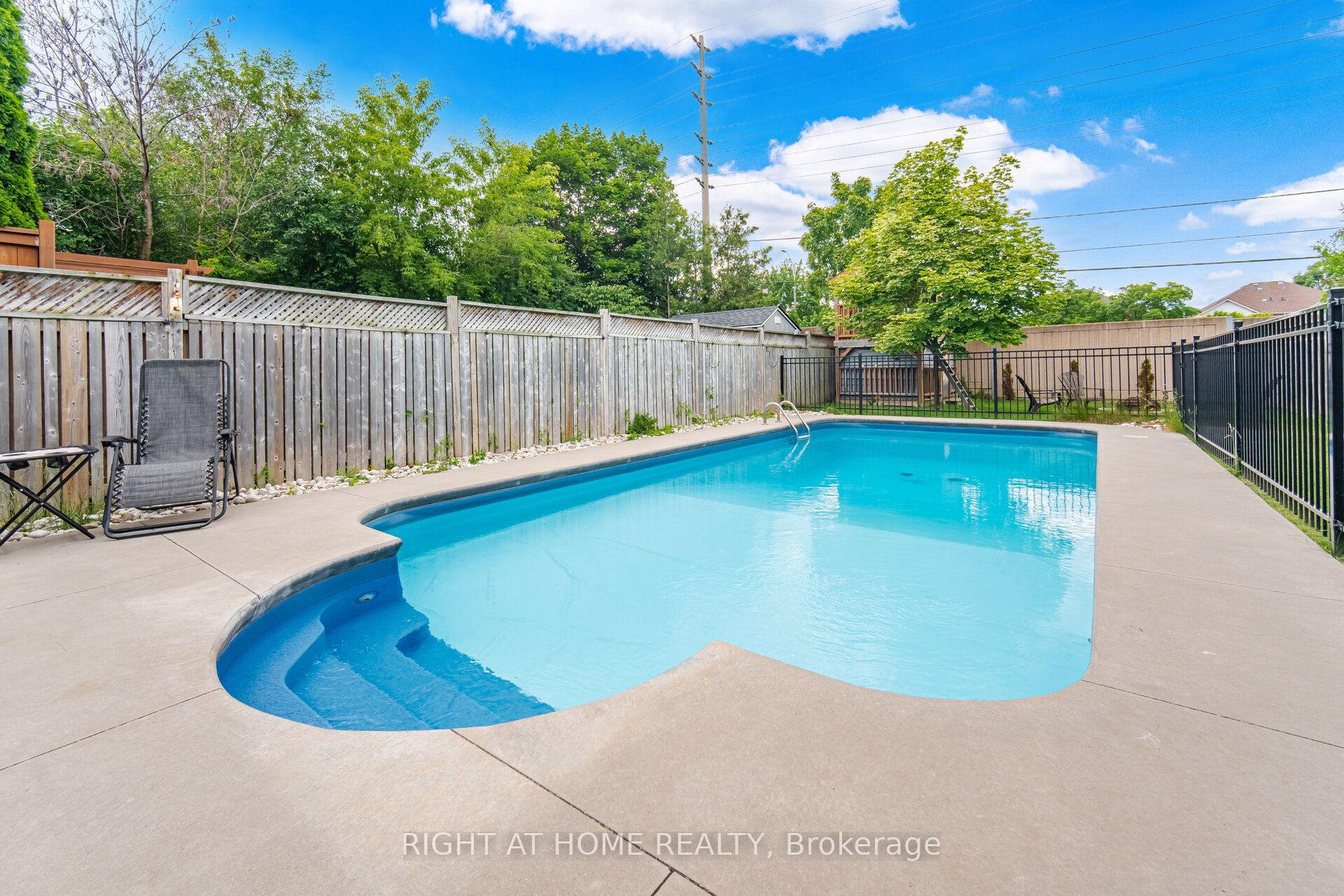 7013 Hickling Crescent Property Photo 44