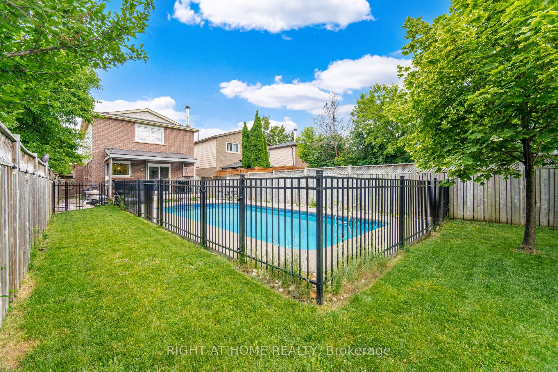 7013 Hickling Crescent Property Photo 48