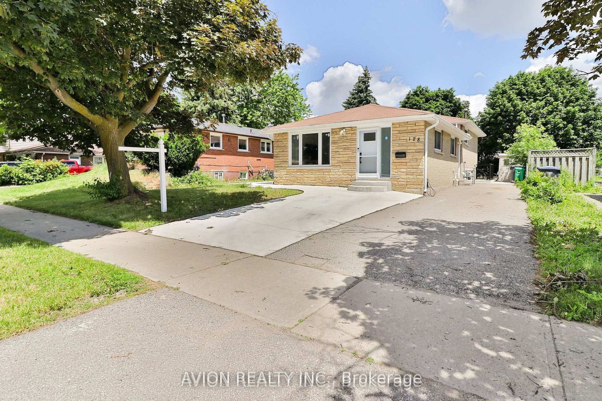 128 Rutherford Road N Property Photo 1