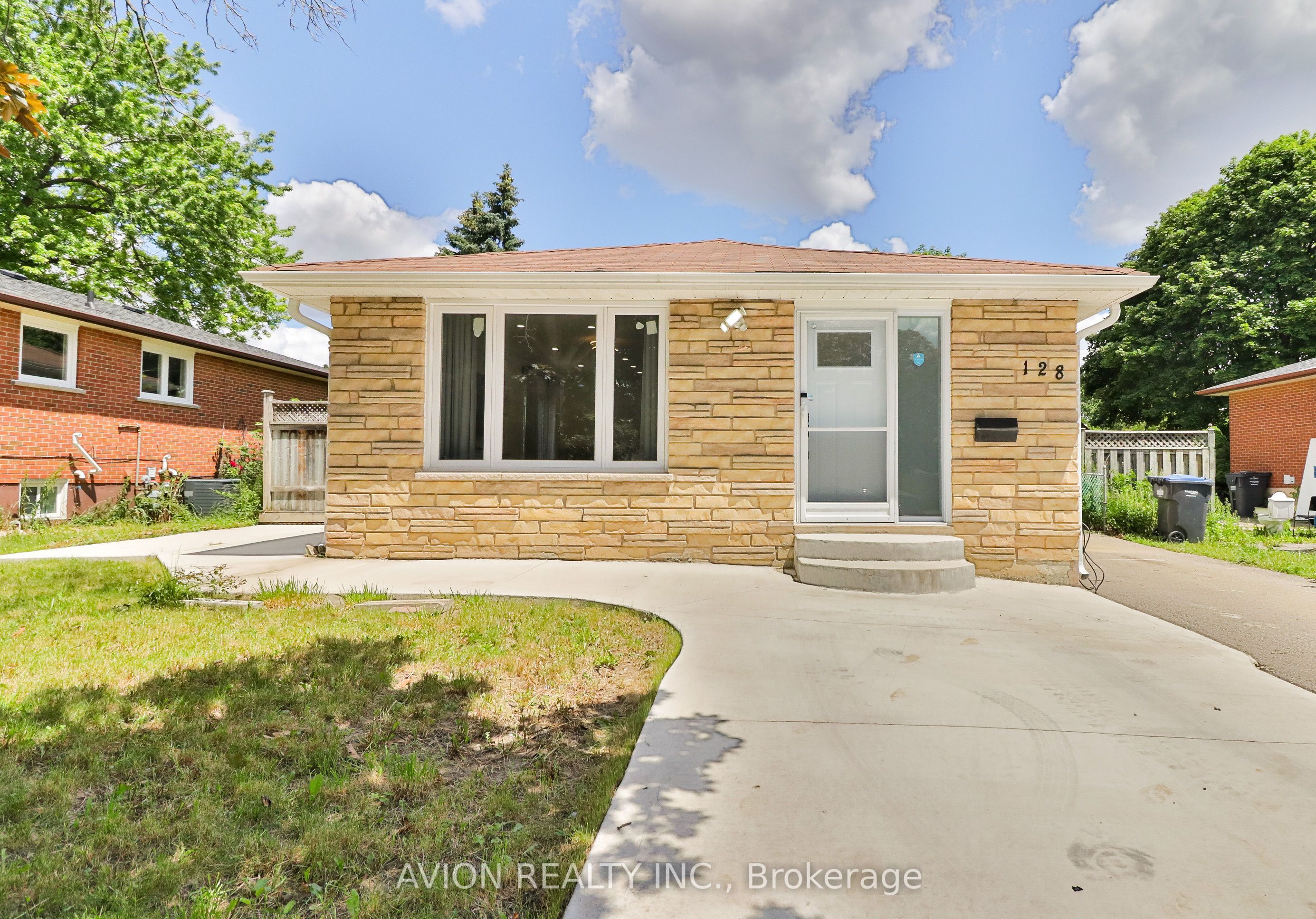 128 Rutherford Road N Property Photo 2
