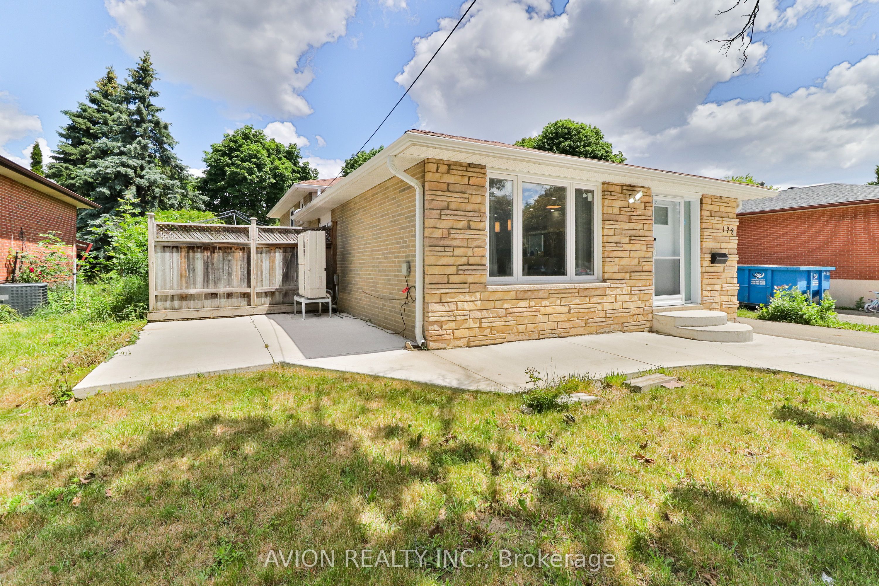 128 Rutherford Road N Property Photo 3