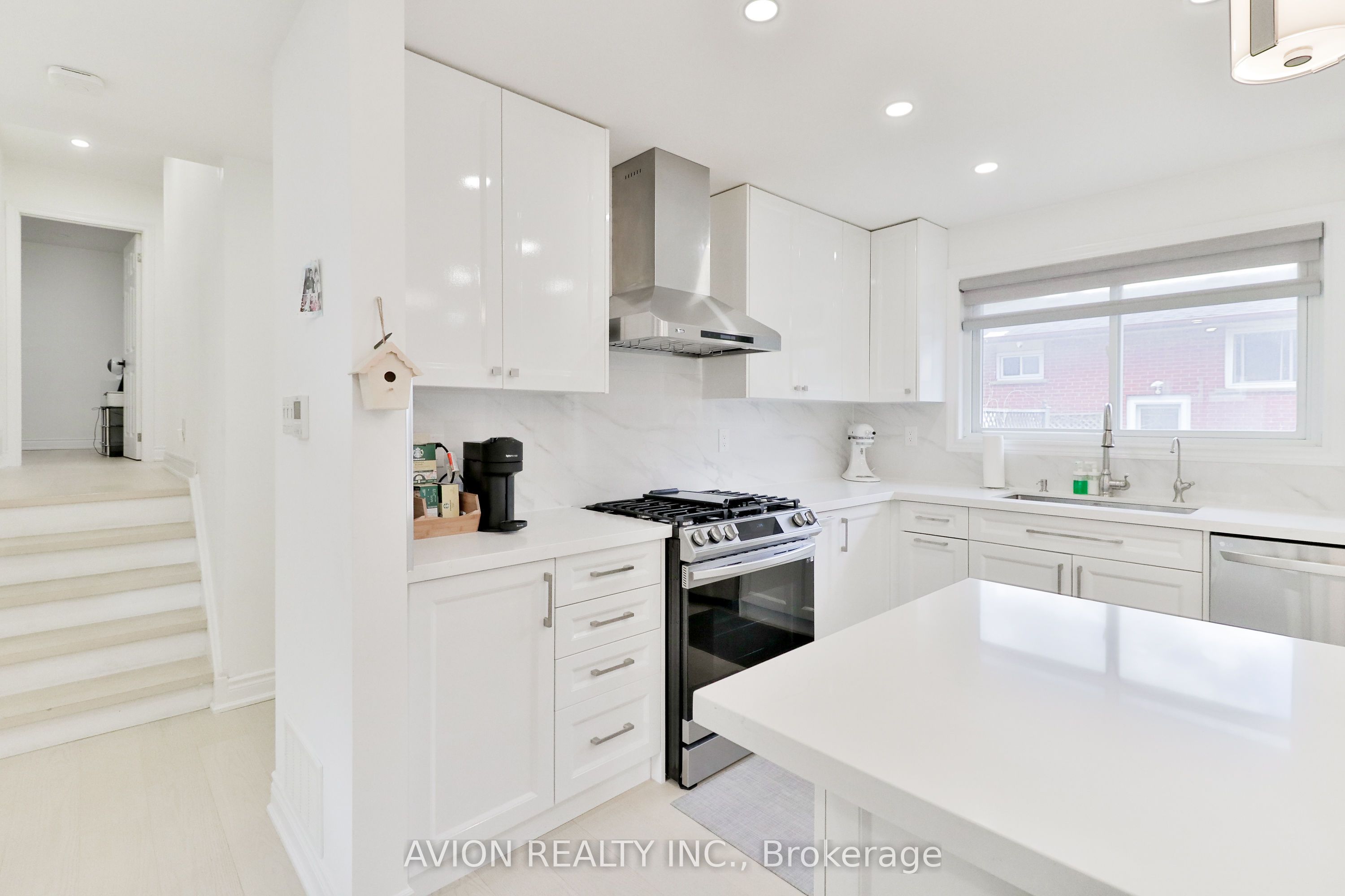 128 Rutherford Road N Property Photo 8