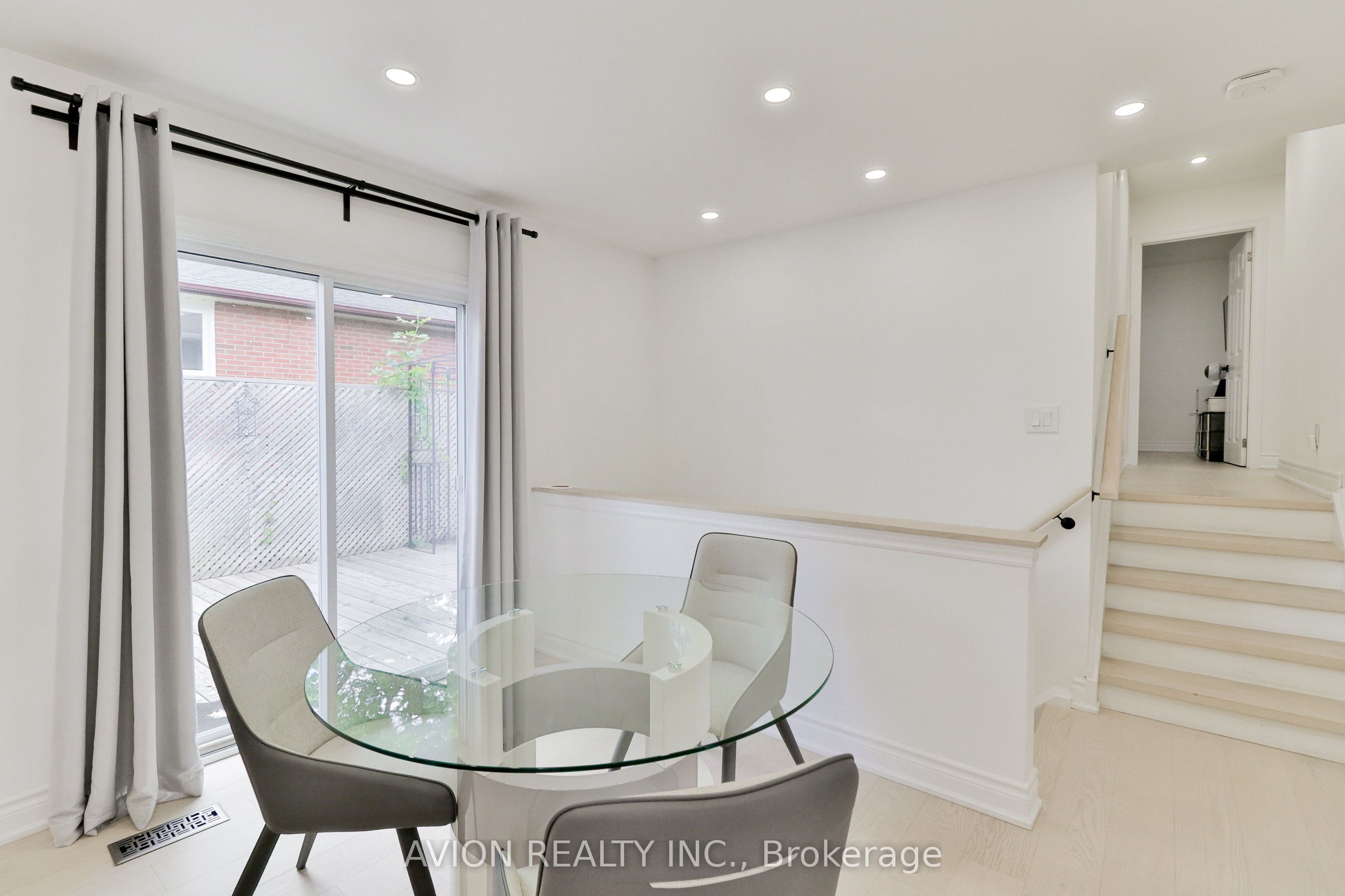 128 Rutherford Road N Property Photo 13