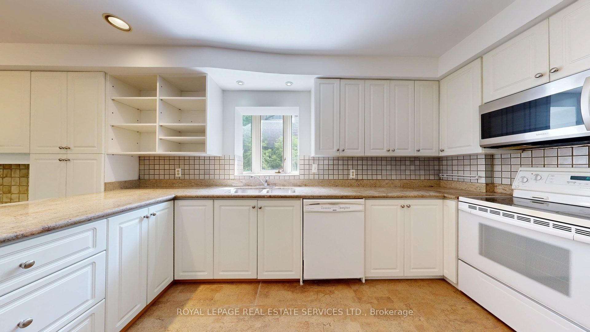 31 Burnhamthorpe Park Boulevard Property Photo 14