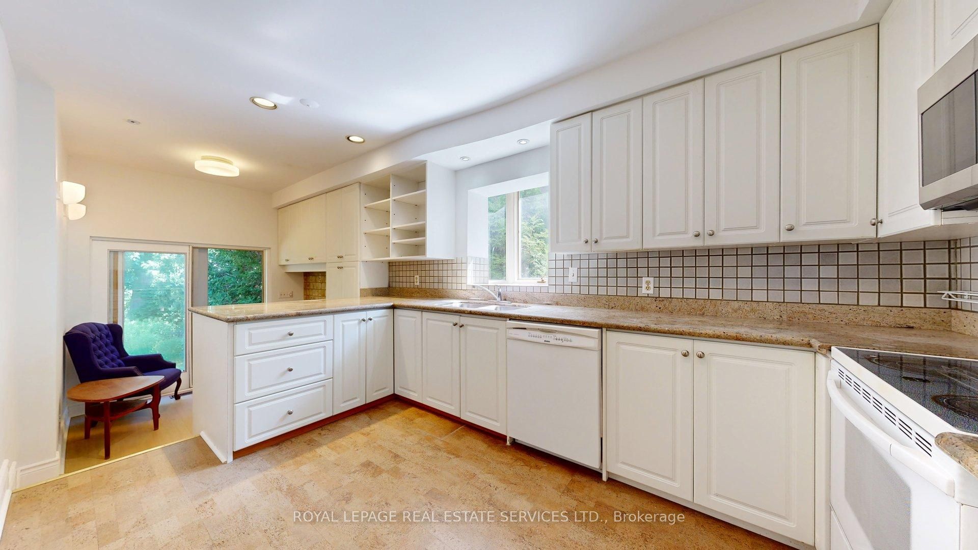 31 Burnhamthorpe Park Boulevard Property Photo 16